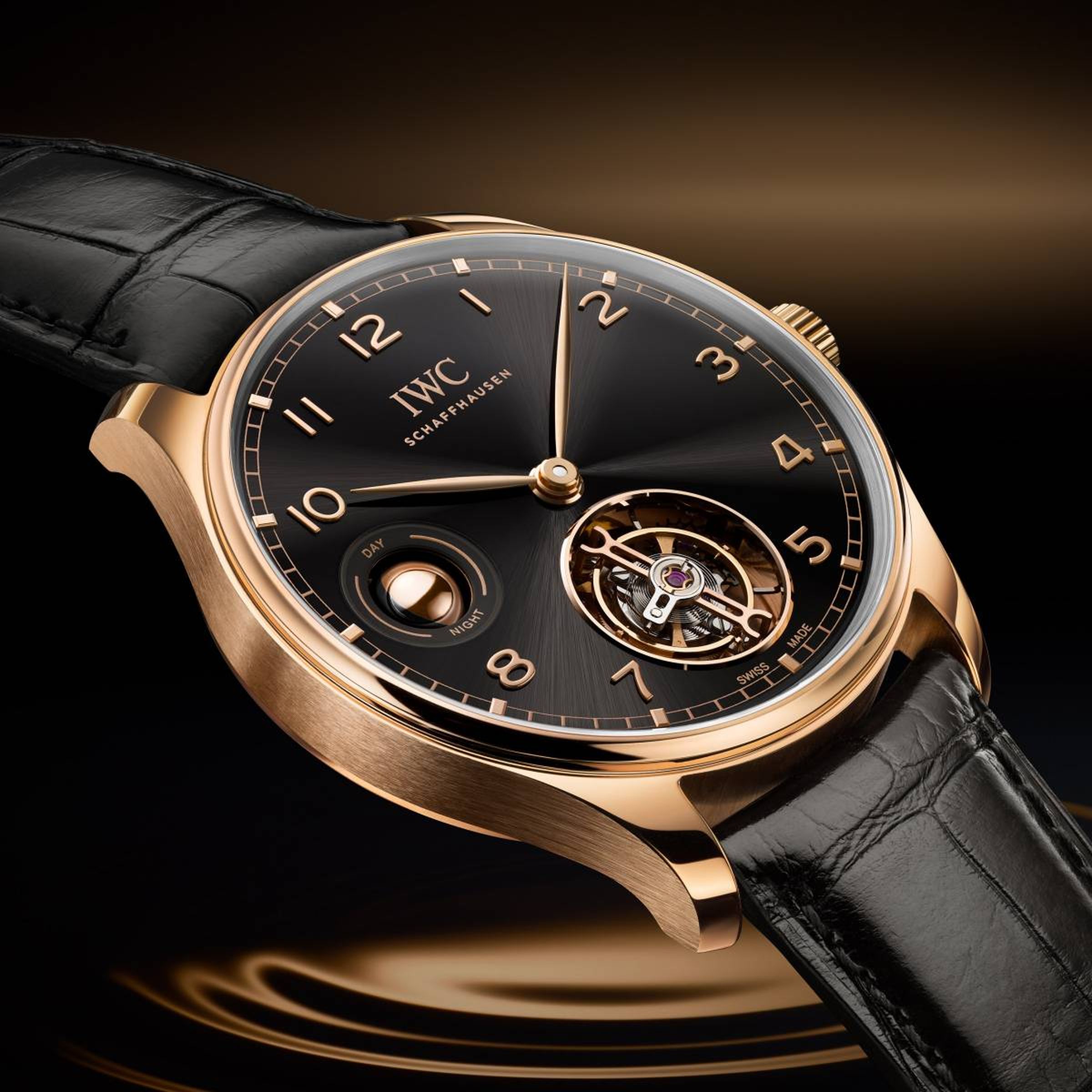 IWC葡萄牙系列陀飛輪腕錶日夜顯示，搭載 IWC 自製 81925 型手動上鍊機芯，具備 84 小時動力儲存。錶殼採用 18K Armor Gold® 材質，防水深度達 60 米。這款腕錶結合了「停秒陀飛輪」與球體日夜顯示兩大複雜功能，並採用超薄錶殼設計，展現 IWC 的精湛工藝。