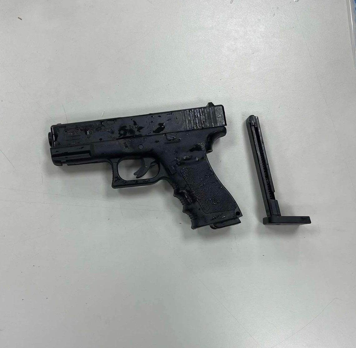 警方查扣鄭男犯案用瓦斯槍，確認不具殺傷力。（翻攝畫面）