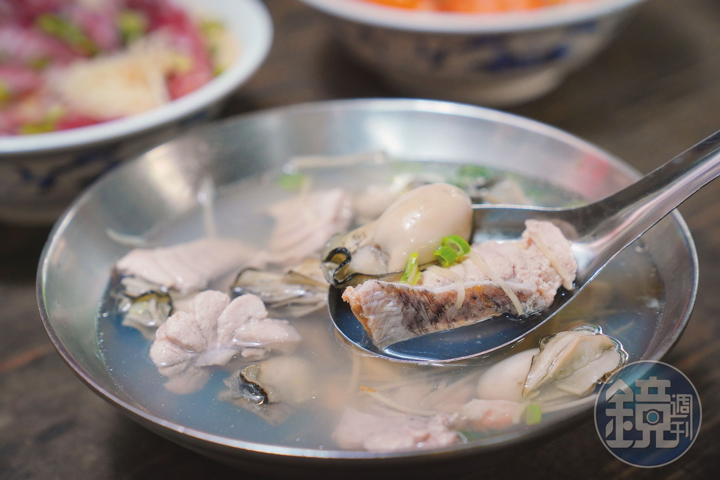 魚湯品項豐富,也有海魚加東石鮮蚵的選擇。(鮮魚蚵仔130元/份)