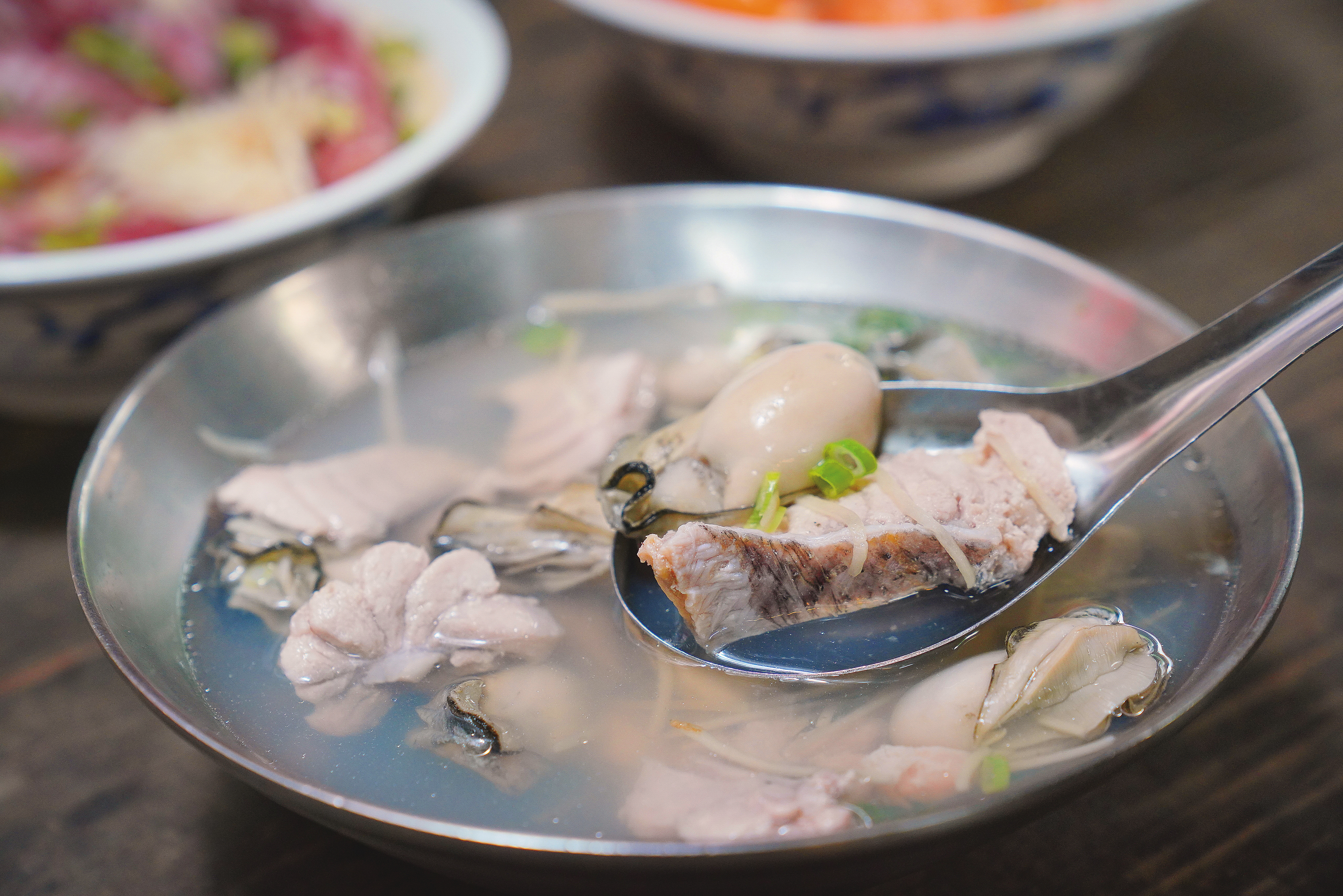 魚湯品項豐富,也有海魚加東石鮮蚵的選擇。(鮮魚蚵仔130元/份)
