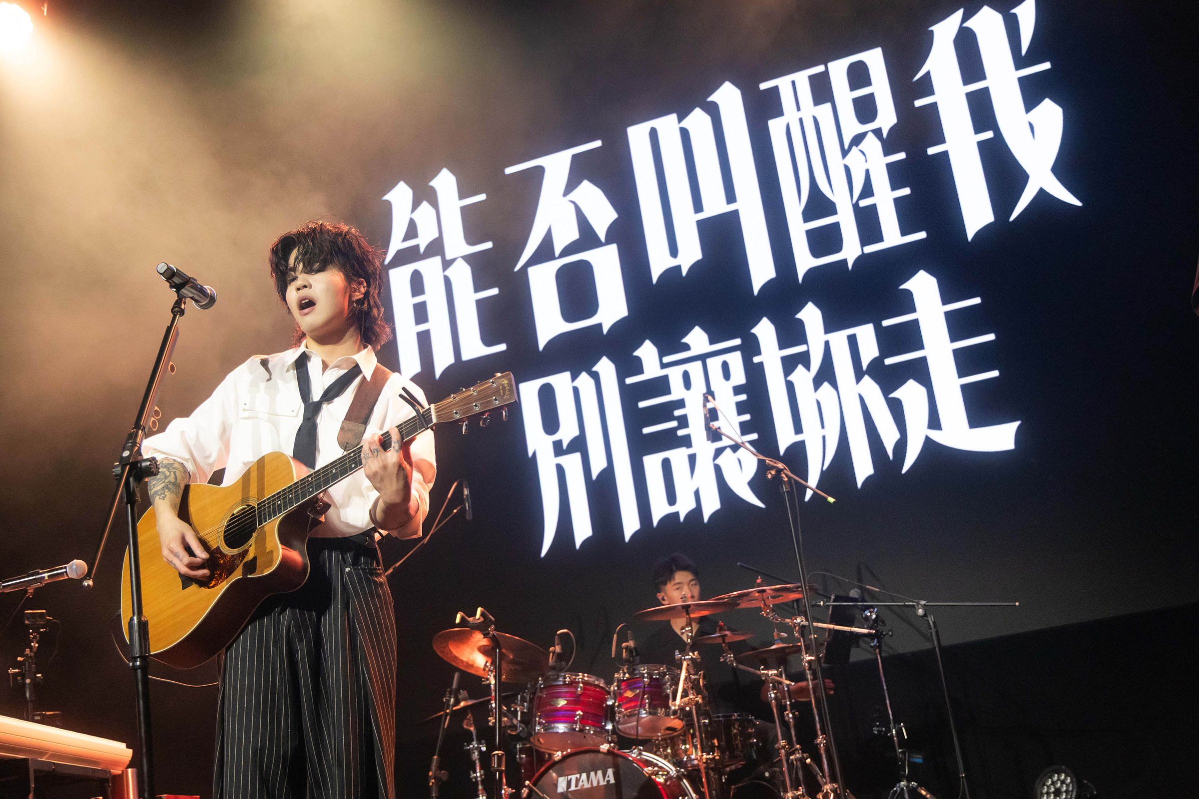 王謙在《From Memo to memories》台北最終場演唱會上展現創作與演奏實力。（形上娛樂提供）