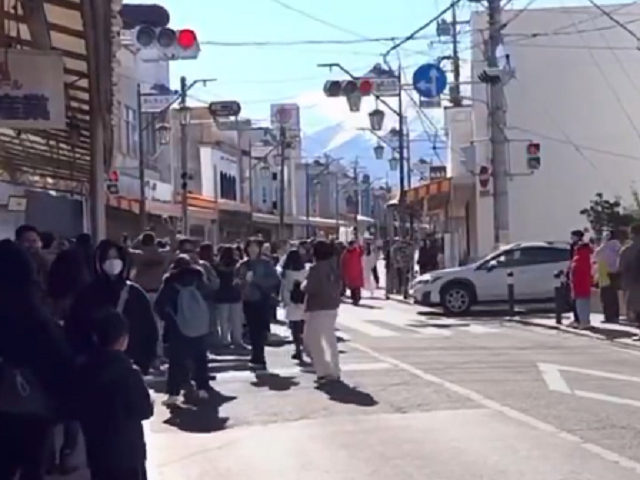 富士山打卡美景被中國客玩壞？知名路口被人潮堵死，日本人怕爆。（翻自X平台）