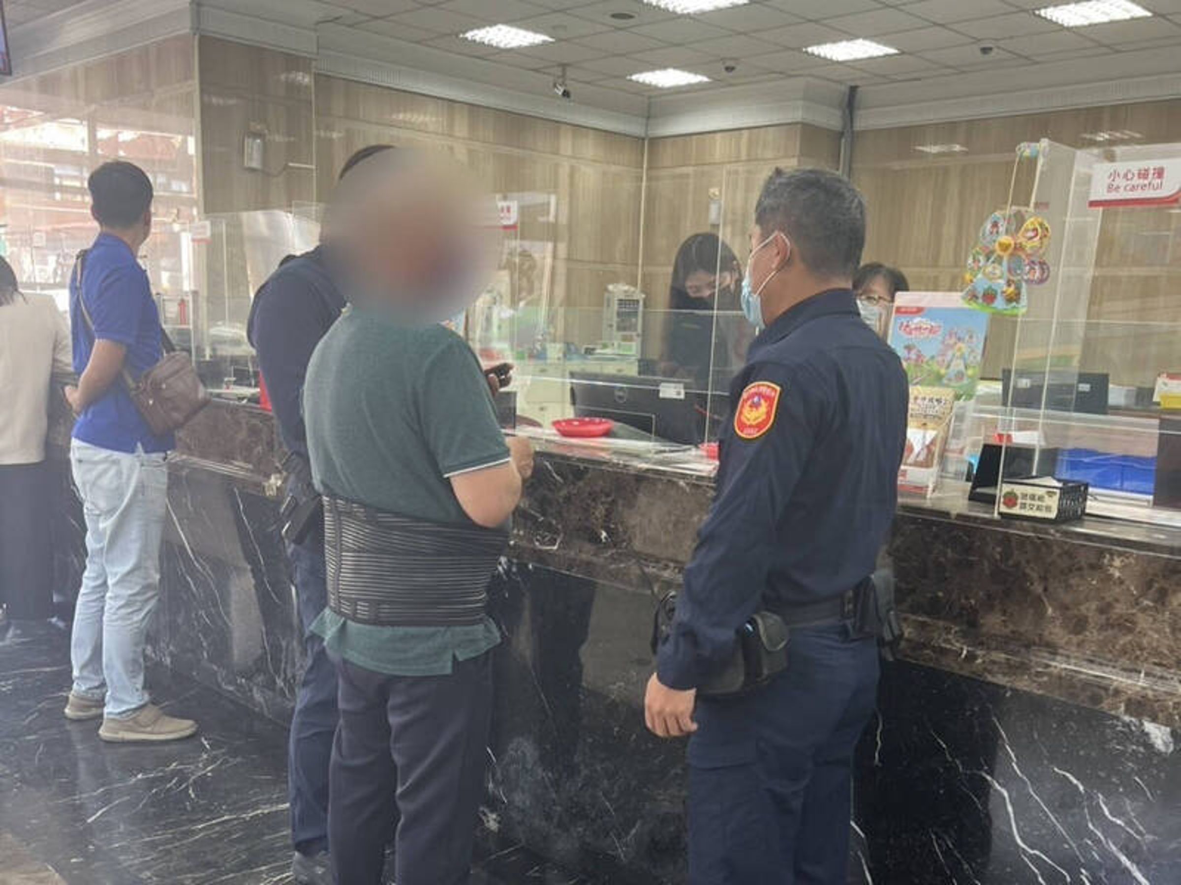 經行員與員警勸阻,蘇男才驚覺掉入詐團陷阱,於是打消匯款念頭。(翻攝畫面)