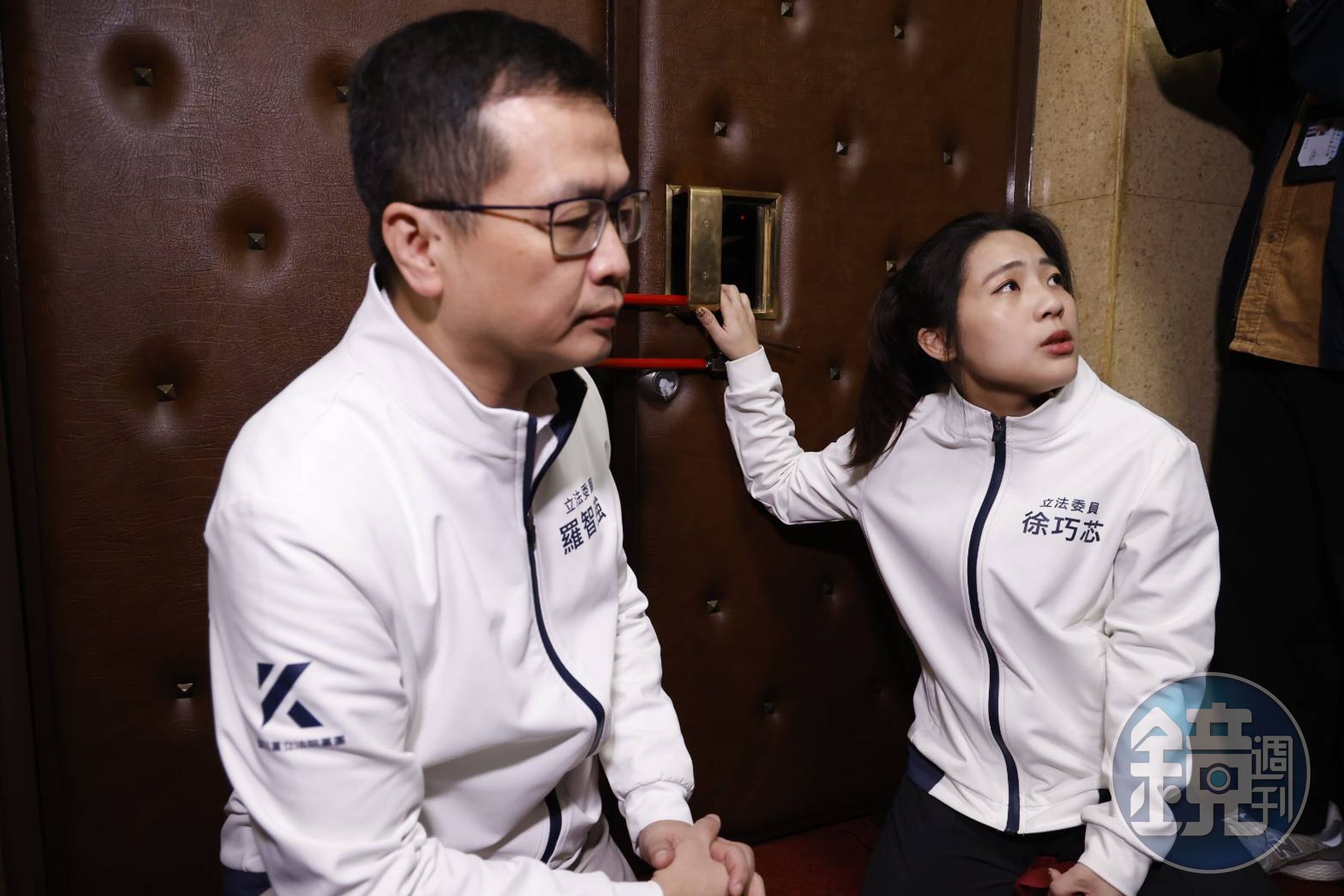 藍委徐巧芯等人一早試圖破壞門鎖未果。