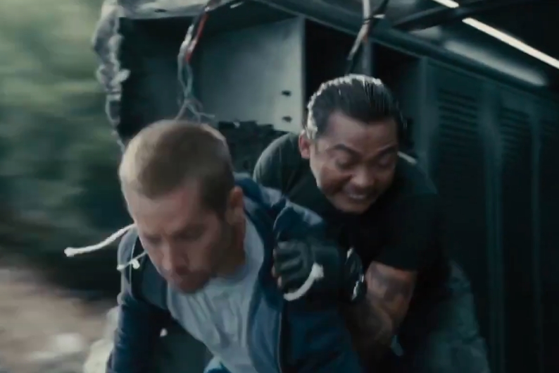 東尼嘉曾在經典動作片《玩命關頭7》中與已故影星保羅沃克（Paul Walker）展開激烈格鬥。（翻攝畫面）