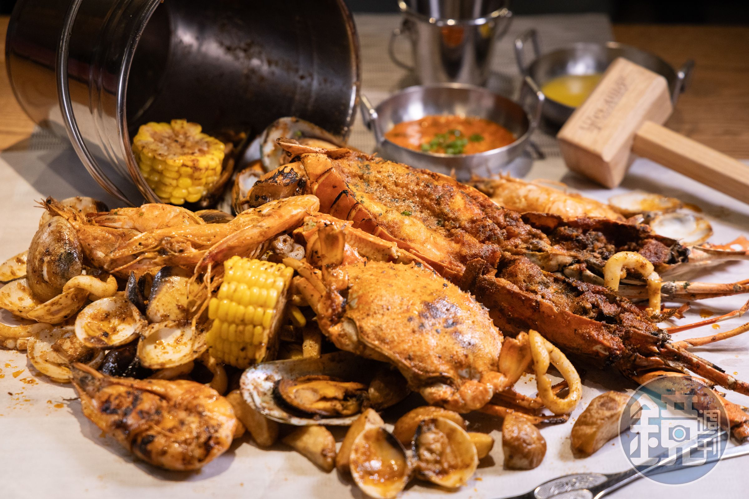 以獨門香辣醬汁炒製的「Phuket Big Seafood Boil」,有龍蝦、螃蟹、蝦、透抽、蛤蠣、玉米、馬鈴薯,足夠兩人分享。(5,995泰銖/份,約NT$5,477)