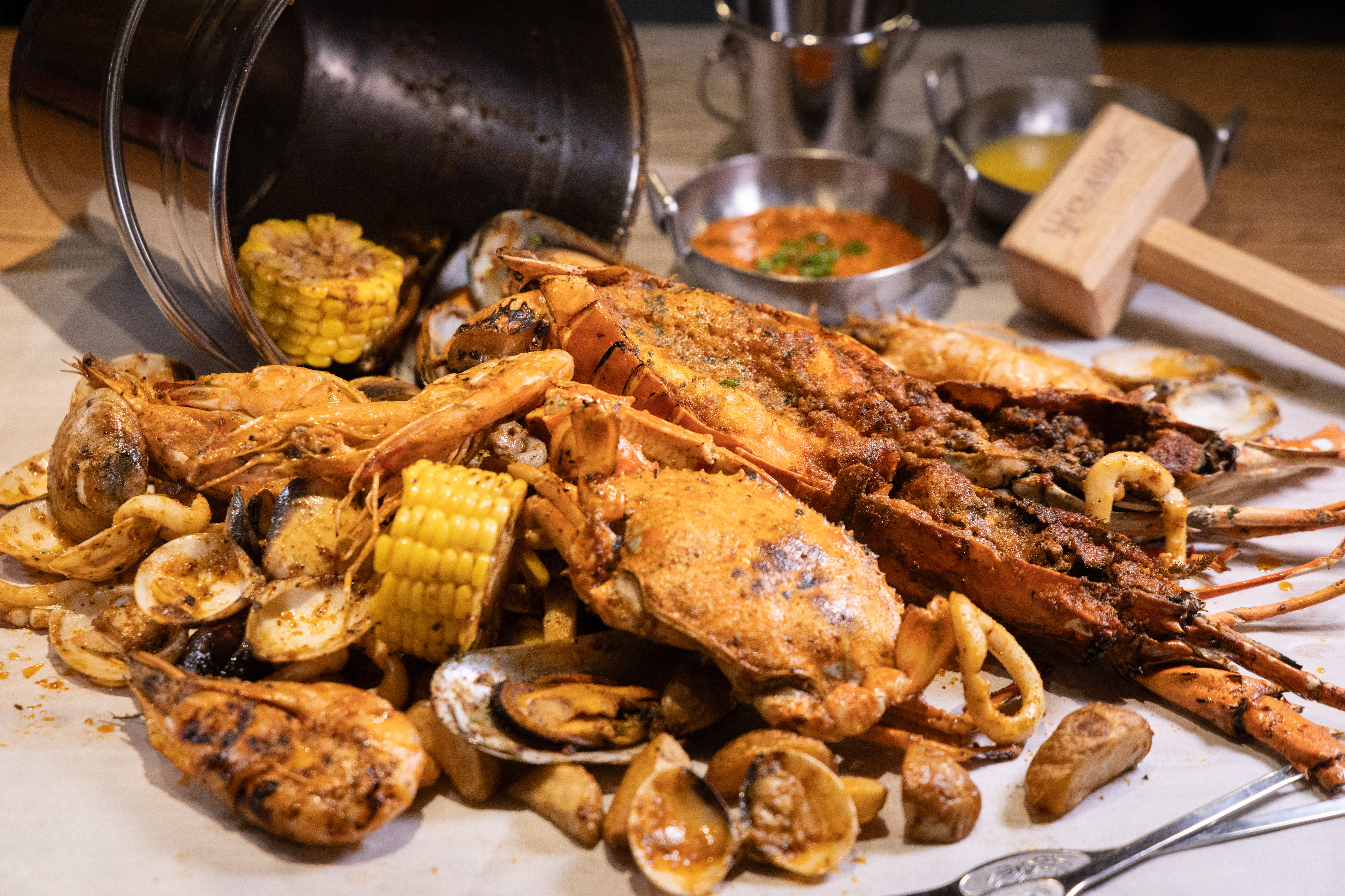 以獨門香辣醬汁炒製的「Phuket Big Seafood Boil」，有龍蝦、螃蟹、蝦、透抽、蛤蠣、玉米、馬鈴薯，足夠兩人分享。（5,995泰銖／份，約NT$5,477）