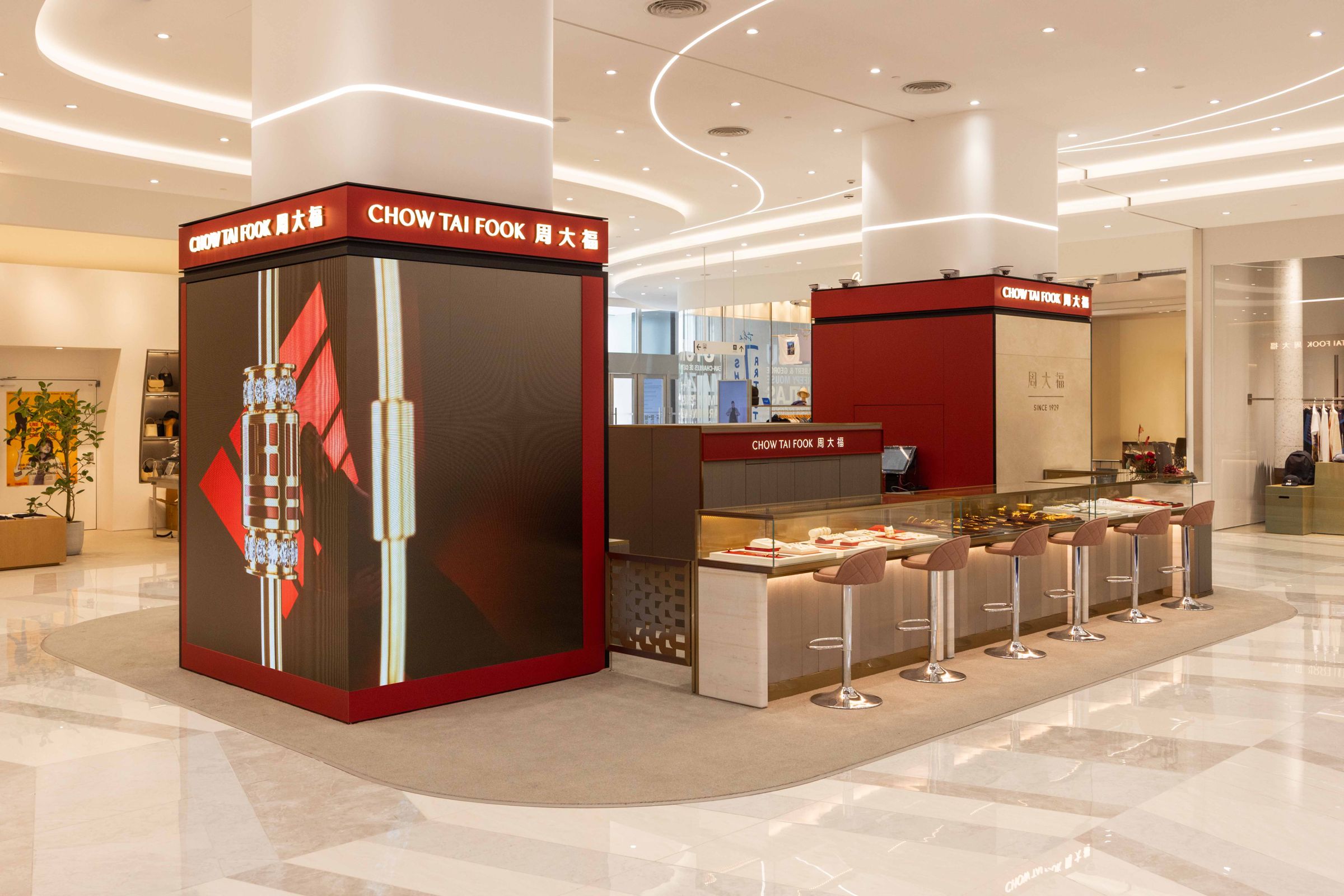 周大福台灣首間全新形象店設在Dream Plaza。（周大福珠寶集團提供）