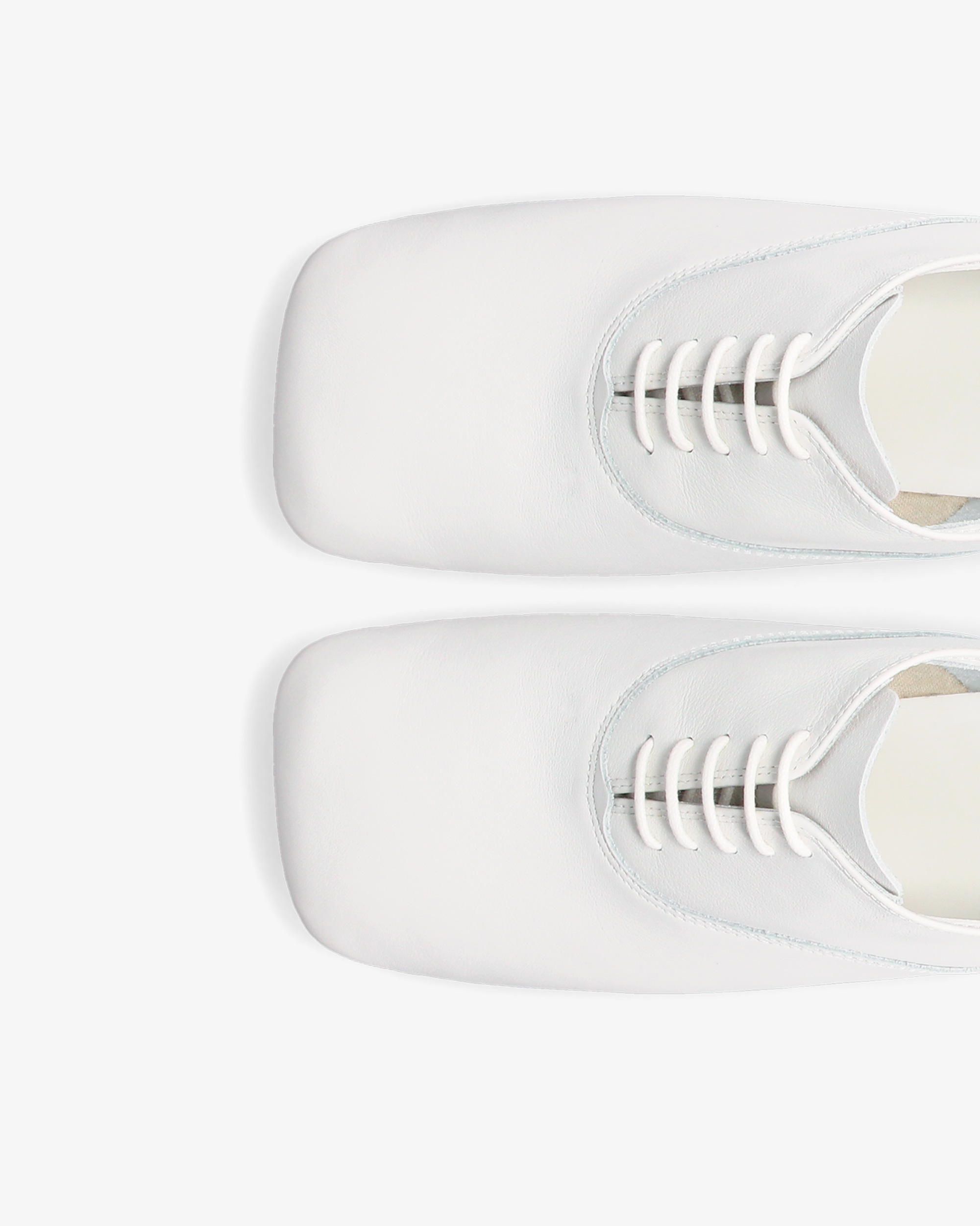 Les Zizi Repetto JACQUEMUS有著方型楦頭。NT$19,300（永三提供）
