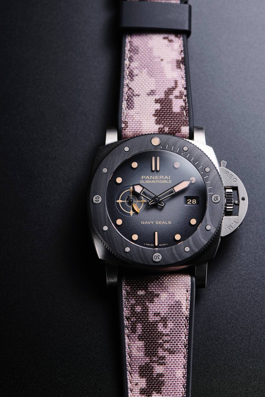 PANERAI Submersible Navy SEALs Titanio PAM01669：直徑47毫米磨砂鈦金屬錶殼、單向旋轉Carbotech™ 錶圈；時間指示、日期顯示、停秒功能；機芯：P.9010自動上鏈機芯、3日儲能；防水300米；定價約NT$420,000。