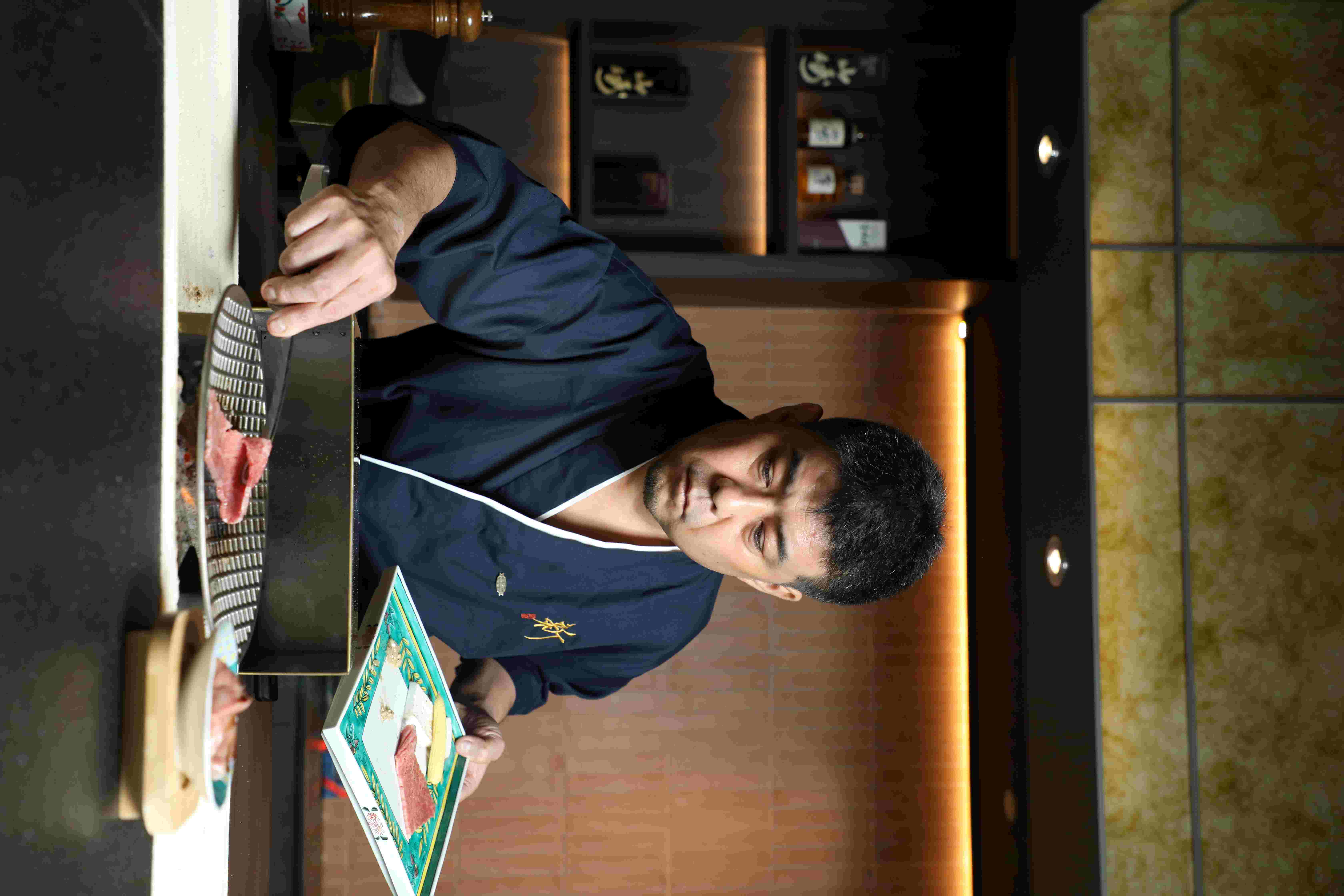 長駐台灣的廚藝總監大西啓太,會根據肉況調整火候與翻面節奏,確保近江牛的各個部位都以最佳狀態呈現。