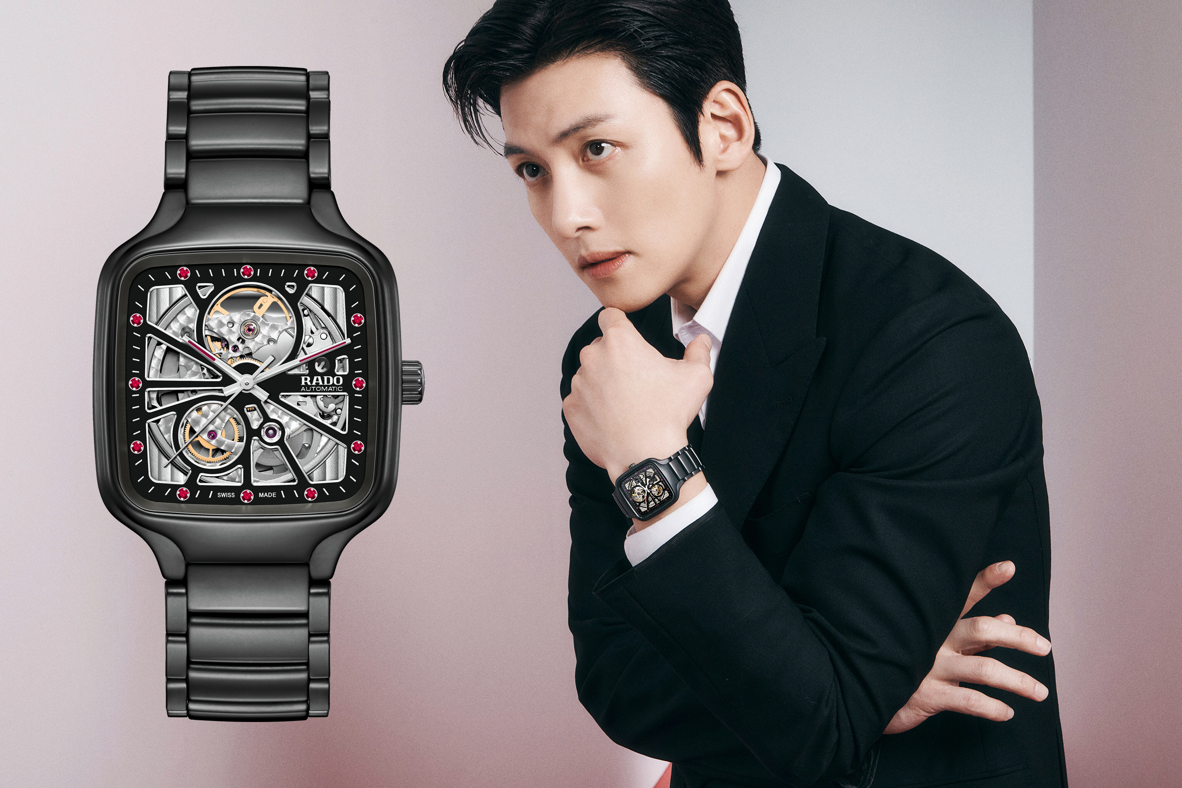 RADO和品牌大使池昌旭共同推出一款True Square特別限量版,限量987只呼應池昌旭的誕生年份,時標的紅寶石則是他的誕生石。定價NT$114,100。