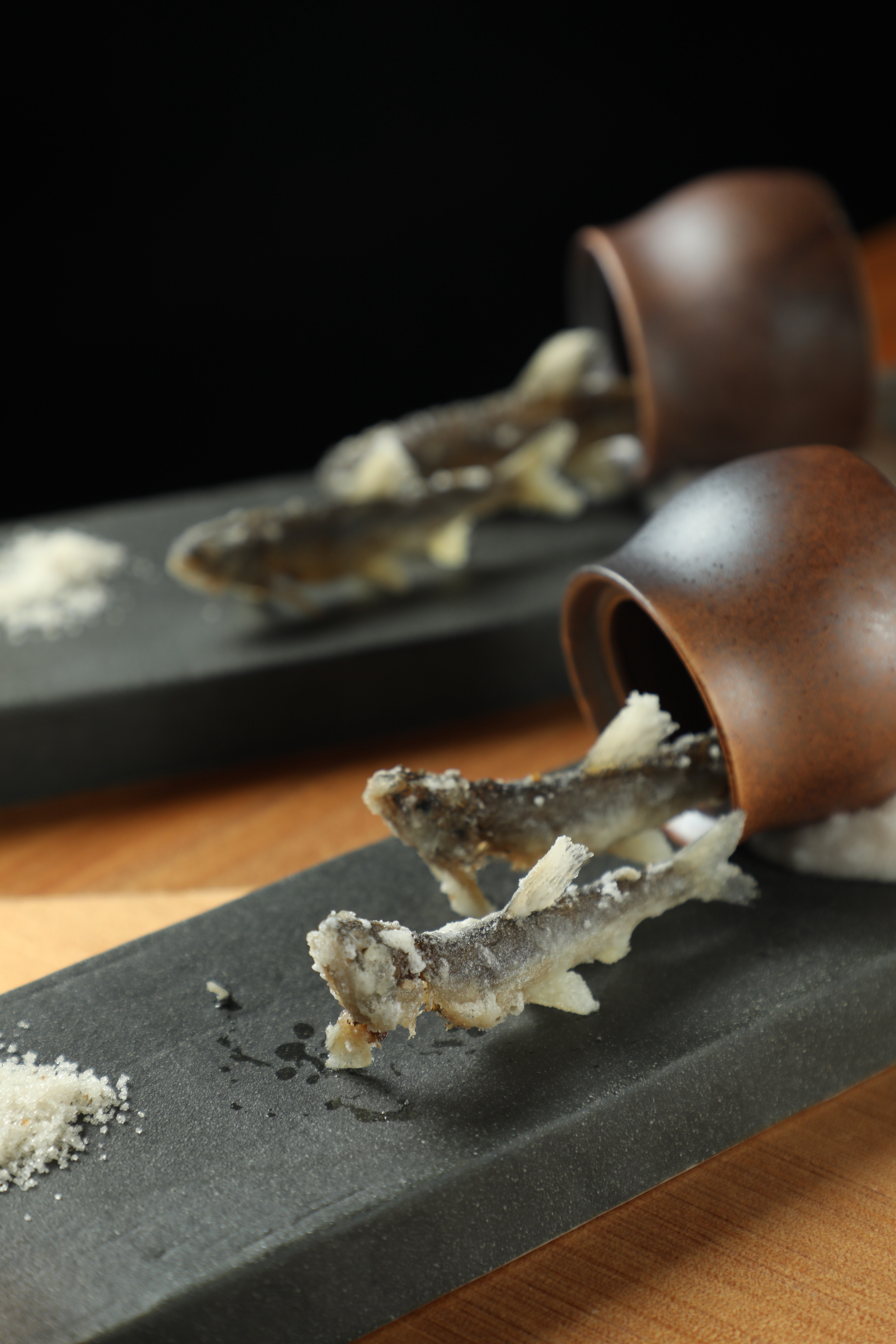 晚間套餐限定的「酥炸香魚」來自日本滋賀，微烤後無多餘調味，可品嘗最原始的大海鮮美滋味。（晚間套餐菜色）
