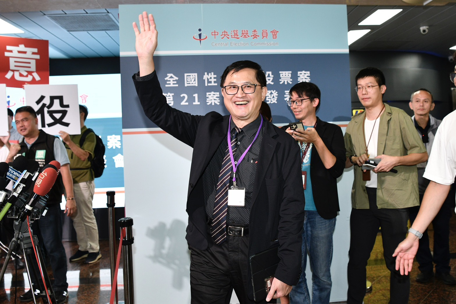 碩童子賢更直指錯誤的反核政策，浪費了台灣數千億的稅收，他更以台語批評，不會持家，不會顧家，應該要殺頭（辭職）。（鏡報李智為攝）