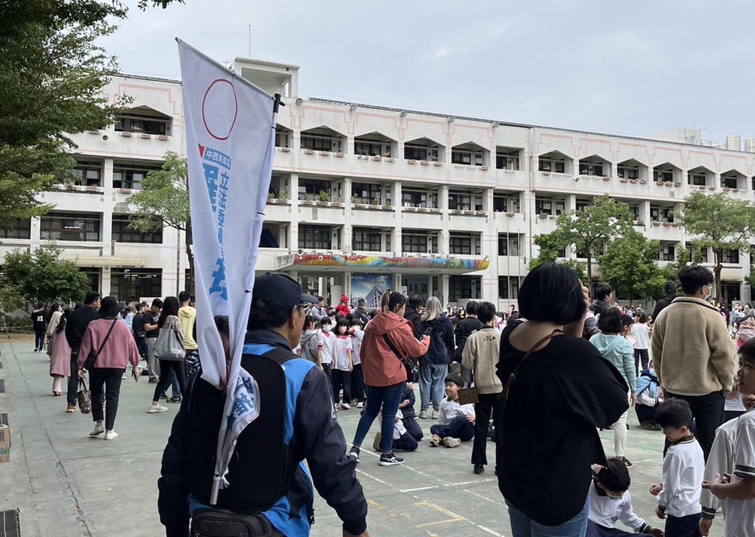 台中市出現候選人旗幟進入校園，議員江肇國為此質詢中市府。（翻攝畫面）