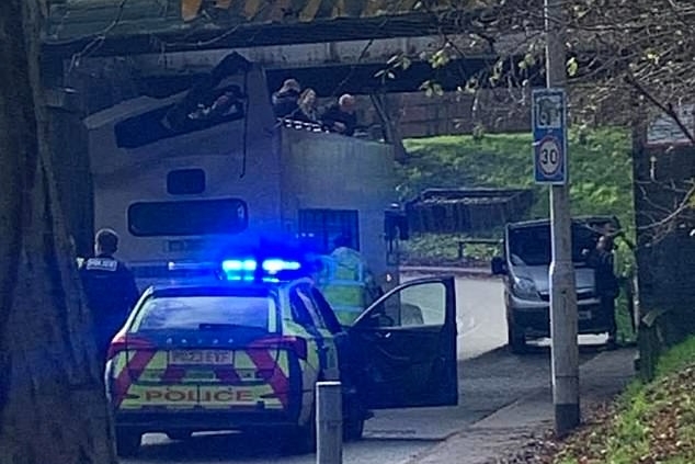 1輛載有約30名小學生的雙層校車，因不明原因衝撞一處低矮橋墩。（翻攝自Lancs live）