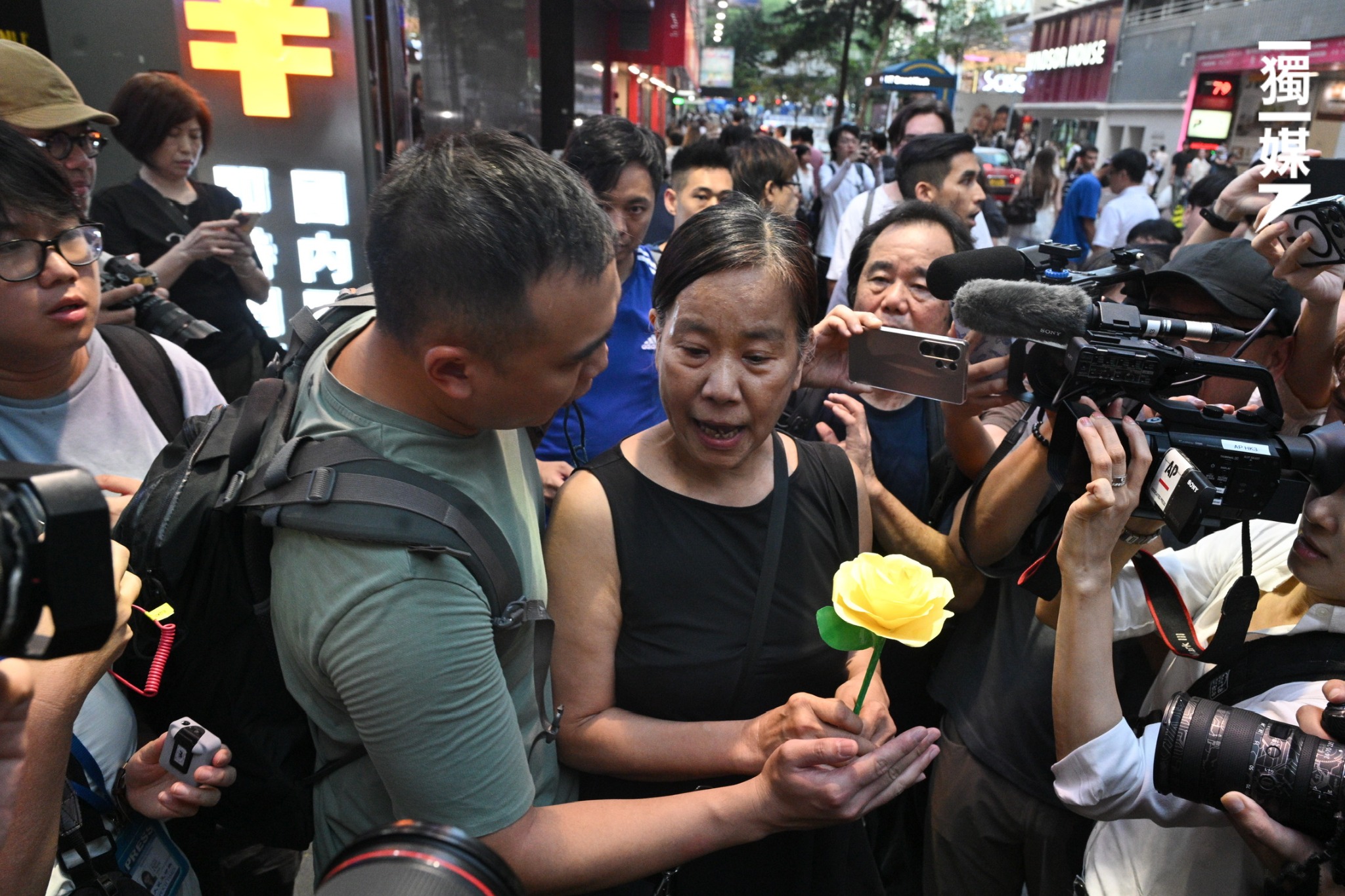 陳寶瑩手持摺紙花也遭警方關切、強制帶走。（翻攝自臉書獨立媒體 inmediahk.net）