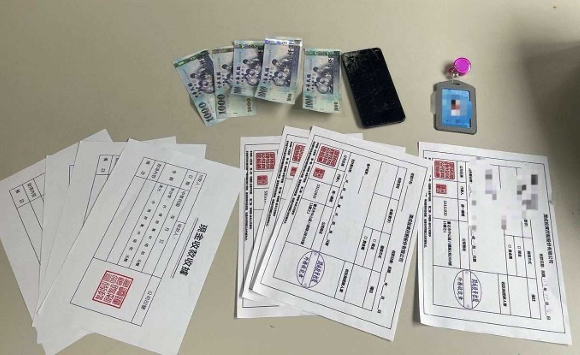 警方查扣車手假工作證、現金收款收據等相關證物。(內湖分局提供)