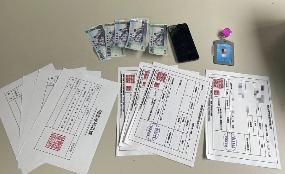 警方查扣車手假工作證、現金收款收據等相關證物。(內湖分局提供)