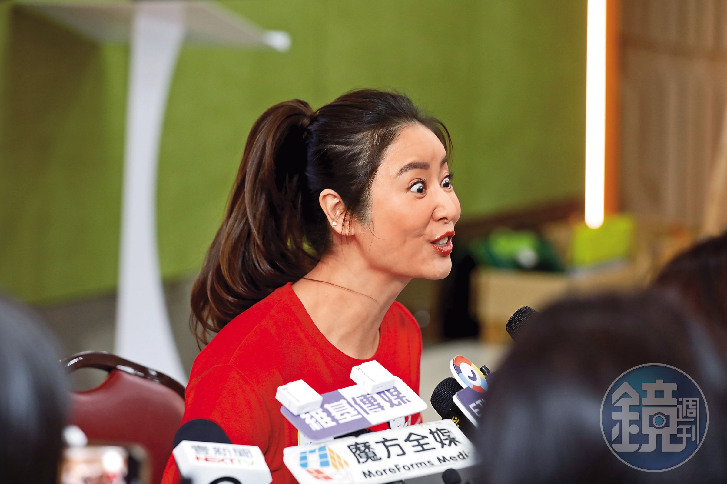 媒體把林心如氣到鳳凰電波都沒用了!小編縮蕊。(遞上面膜)