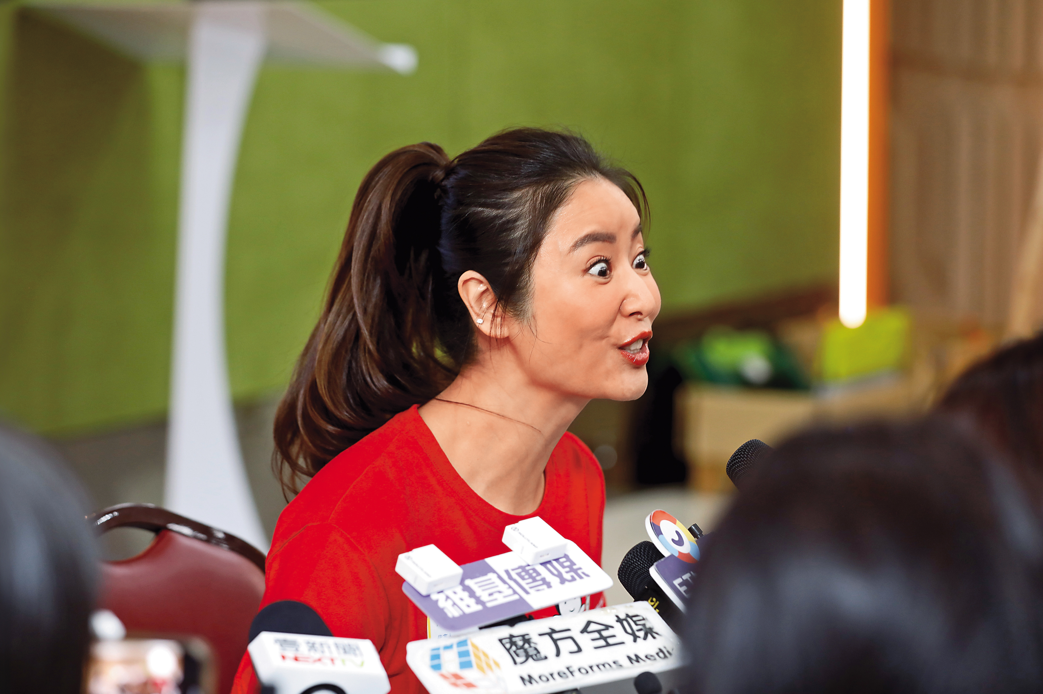 媒體把林心如氣到鳳凰電波都沒用了！小編縮蕊。（遞上面膜）