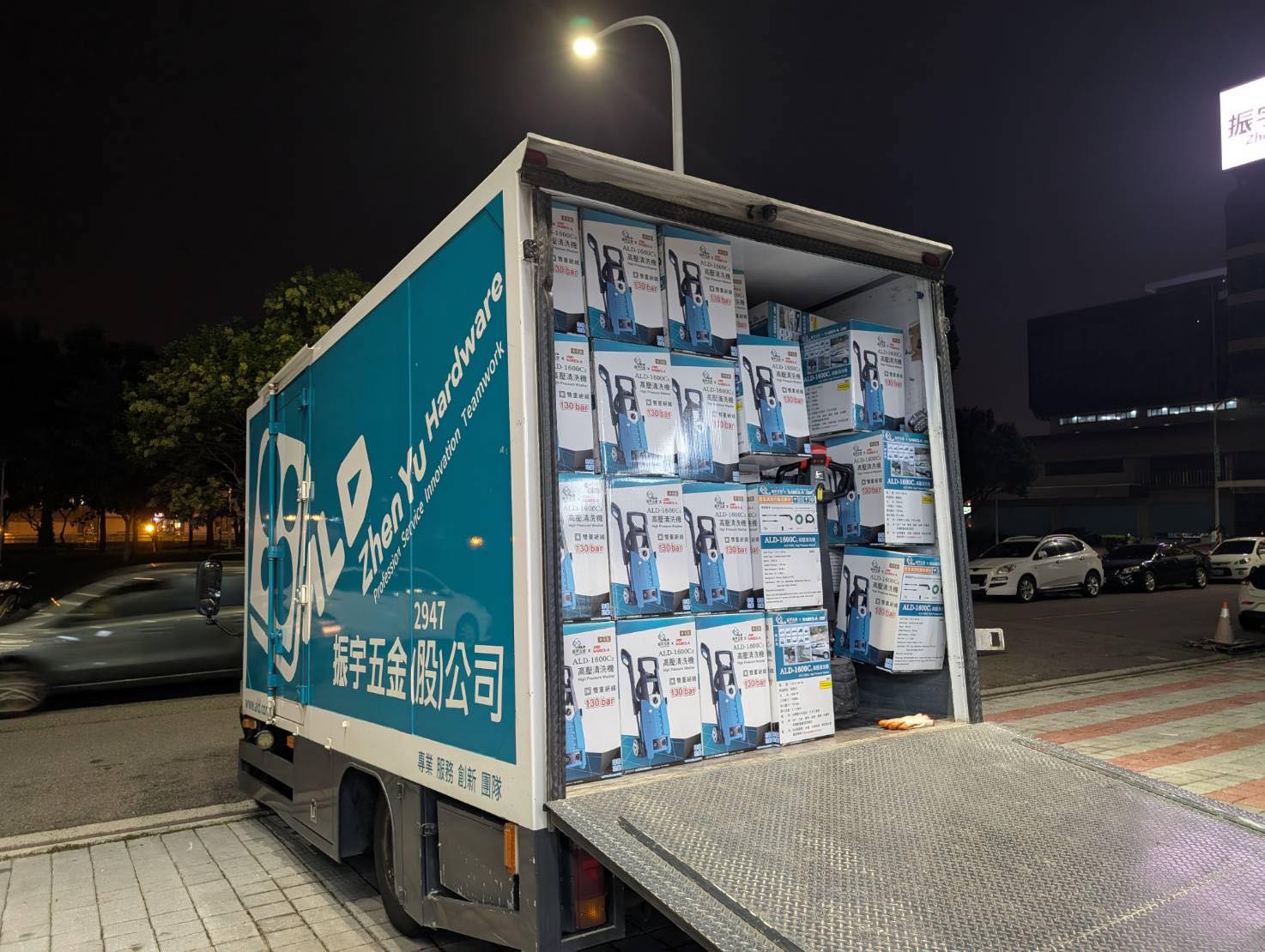 振宇五金接受經濟部產發署委託，緊急自全台調度上千台高壓清洗機，迅速送至花蓮光復鄉助災民清理家園。（翻攝振宇五金臉書）