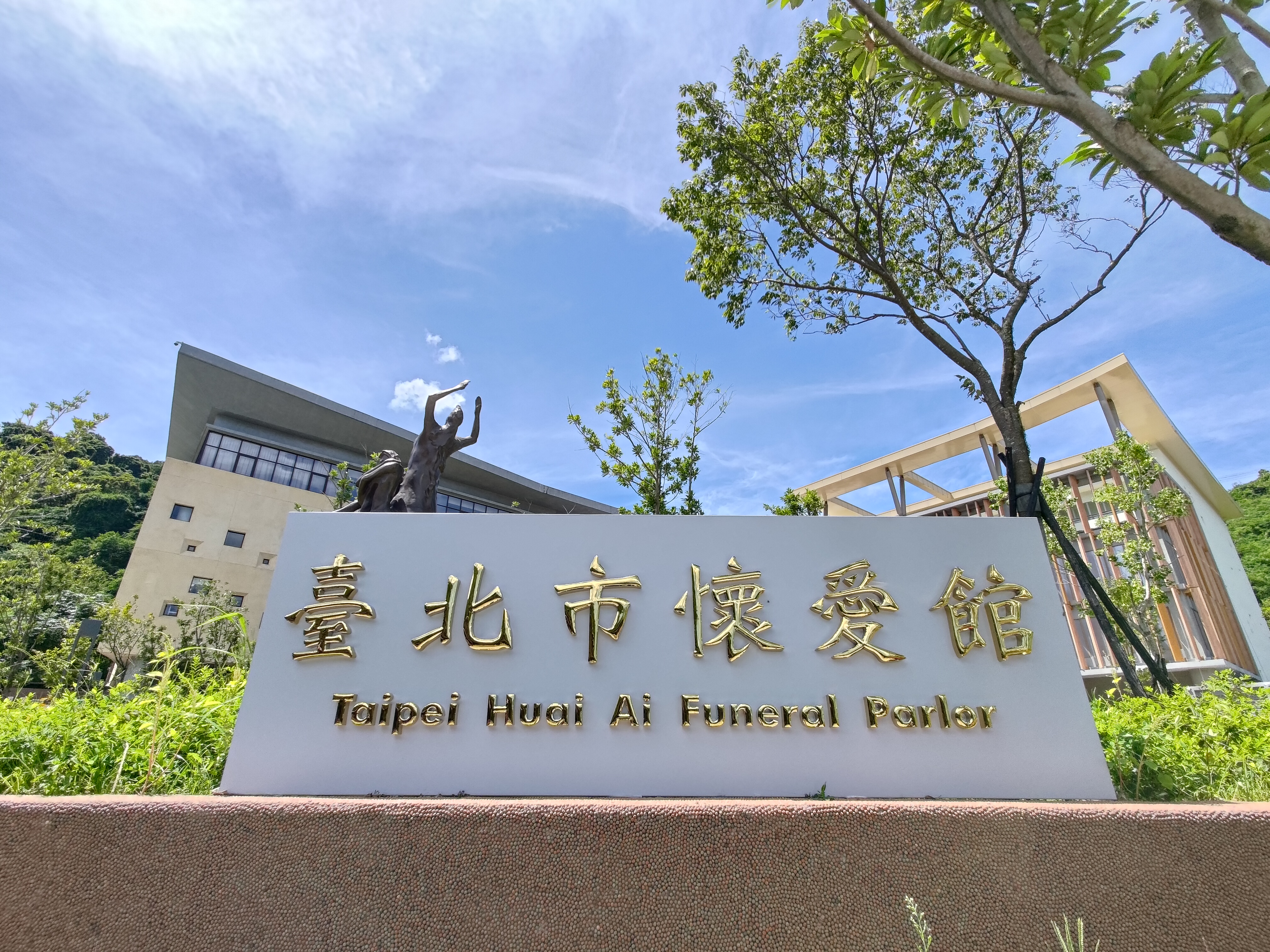 北市懷愛館地下3樓廁所驚傳偷拍，警方循線逮捕一名在葬儀社工作的34歲男子。（翻攝畫面）