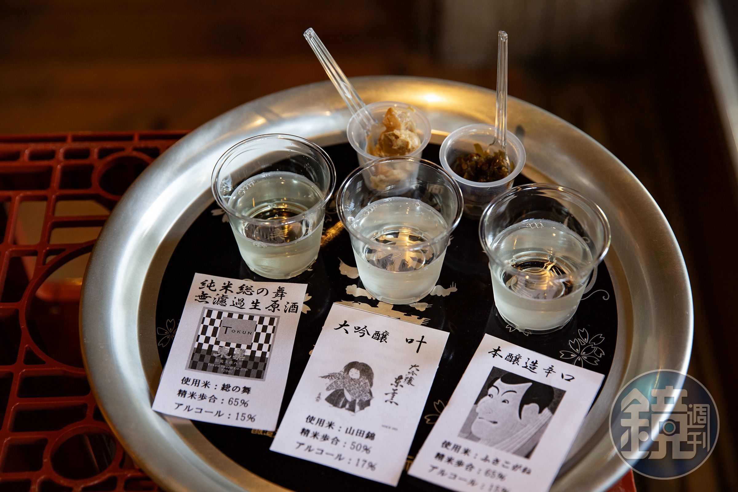 在東薰酒造能以日幣1,000元（約NT$205），試飲3款酒類，還可搭配酒造附贈的下酒醃漬物。