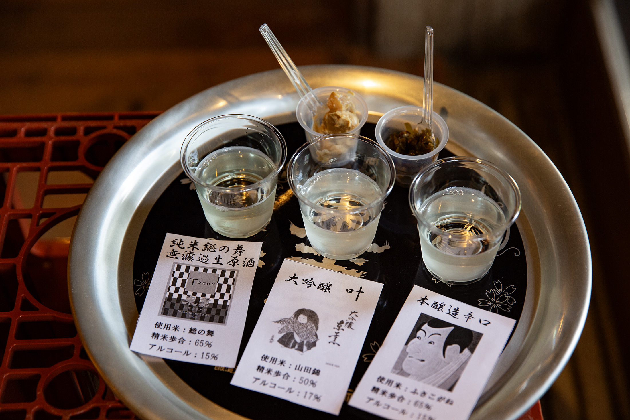 在東薰酒造能以日幣1,000元（約NT$205），試飲3款酒類，還可搭配酒造附贈的下酒醃漬物。