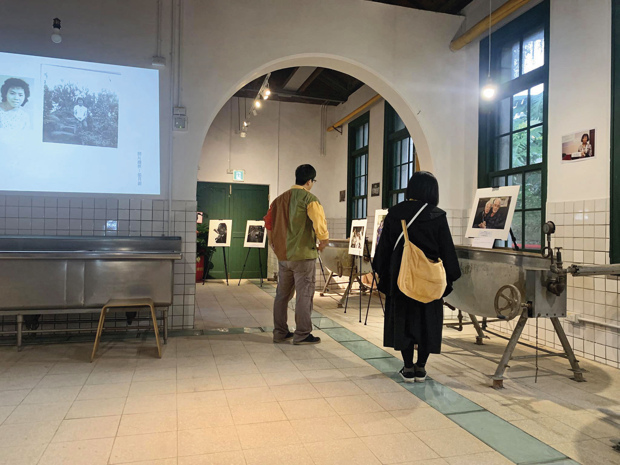 樂生院舍面臨標租命運,過去院民公炊能自由進出的大廚房都打算收租,遭控漠視院民。圖為樂生團體在大廚房舉辦的攝影特展。(翻攝賴澤君臉書)