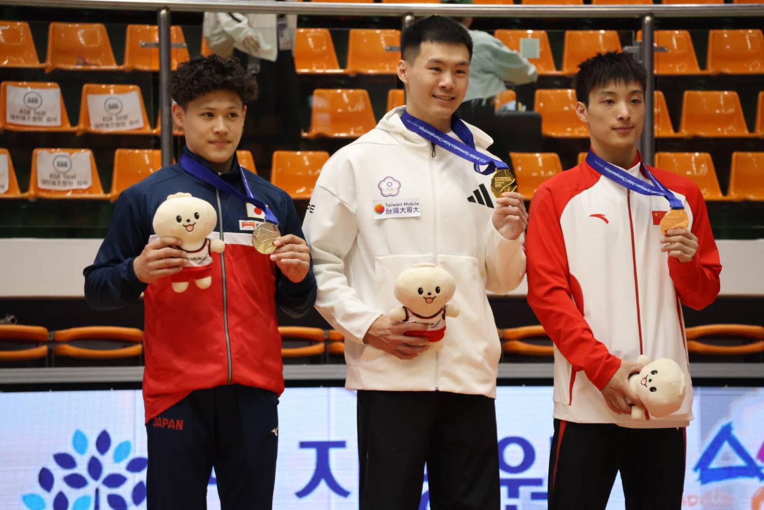 「亞洲貓王」唐嘉鴻在亞錦賽單槓項目以超高分打敗中日選手摘下金牌。（翻攝自鄭世忠臉書）