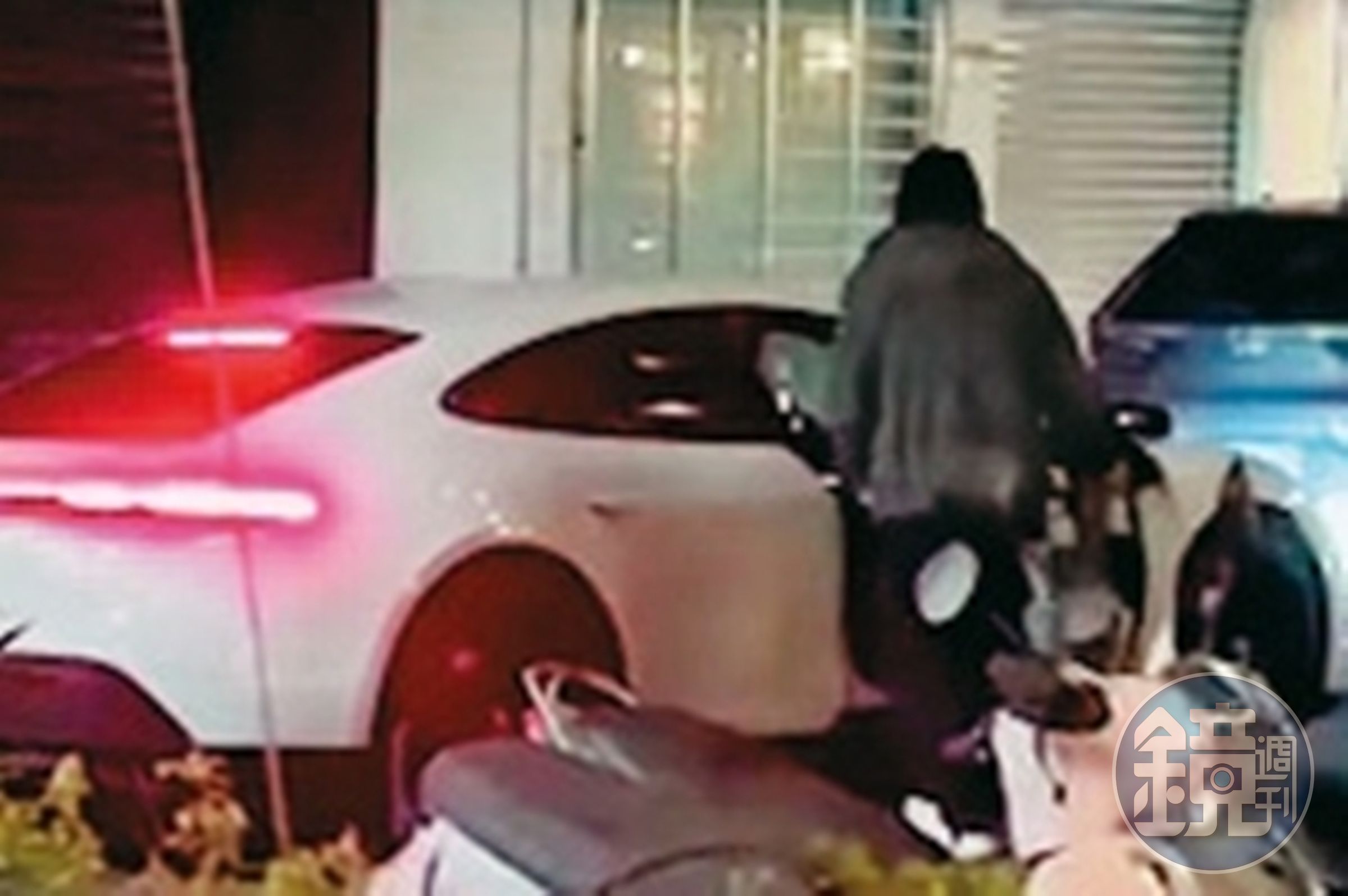 21:30 錢人豪上了尹馨的車,一起前往約會;早期他們經常出現如此交往模式。