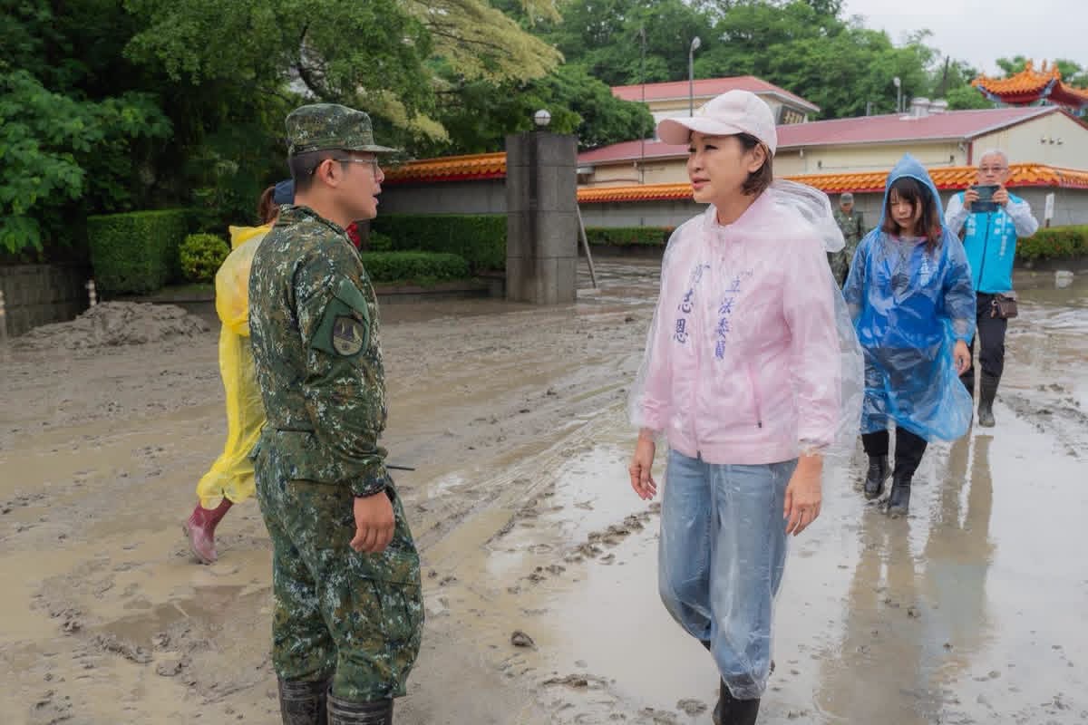 高雄近日豪雨不斷,多處行政區傳出積淹水災情,國民黨高雄市長參選人柯志恩前往災區勘災,並慰問投入災後復原工作的國軍官兵。