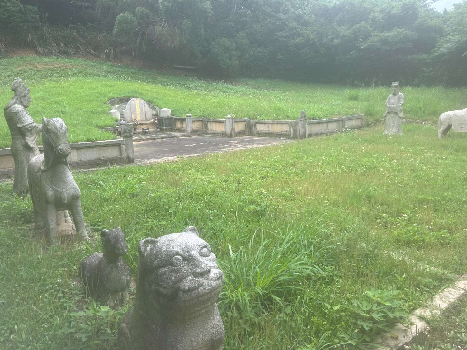 鄭用錫墓於民國74年指定為古蹟，現為國定古蹟，是清領時期當時墓塋興建的範例。（竹市文化局提供）