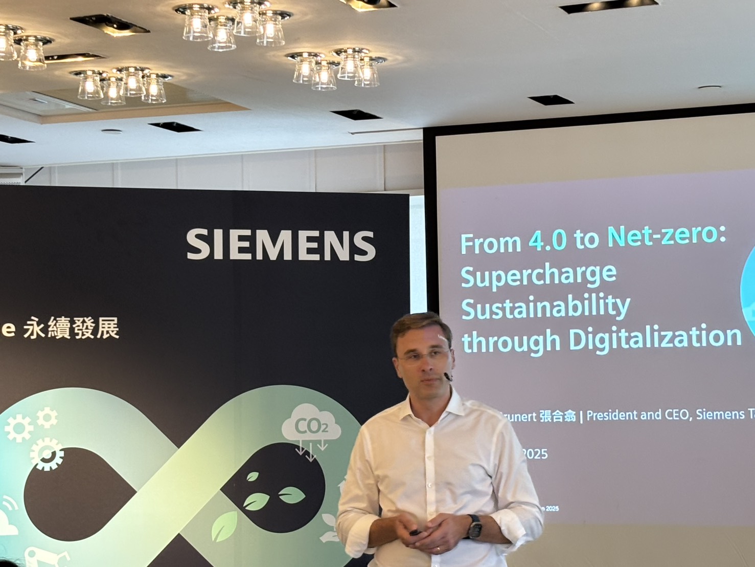 台灣西門子總裁暨執行長張合翕表示，西門子智慧製造的解決方案成功協助知名的MicroLED廠商錼創科技縮短測試時間、優化效能，進而減少材料浪費。