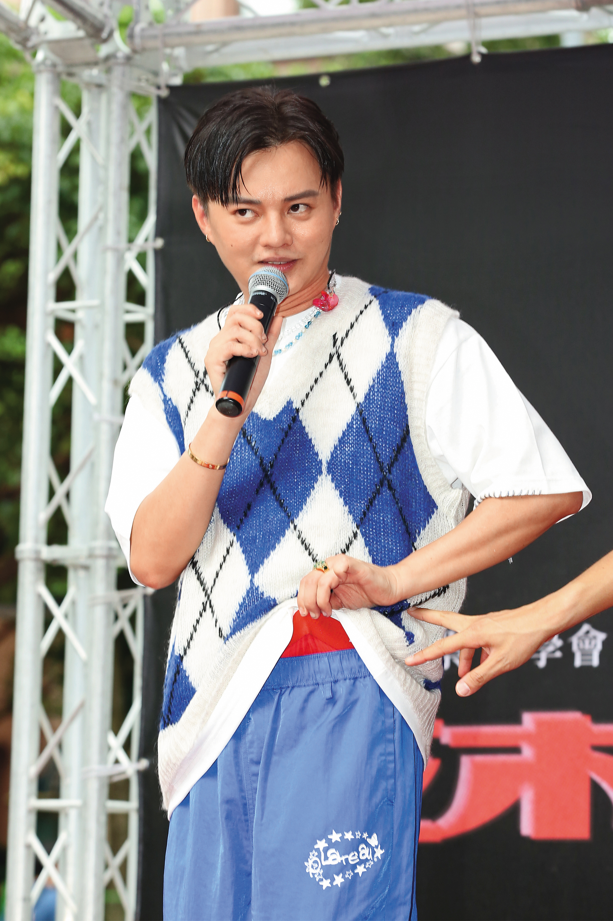 許富凱秀出幸運物紅內褲,這件該不會要一直穿到金曲獎那天吧?(驚)