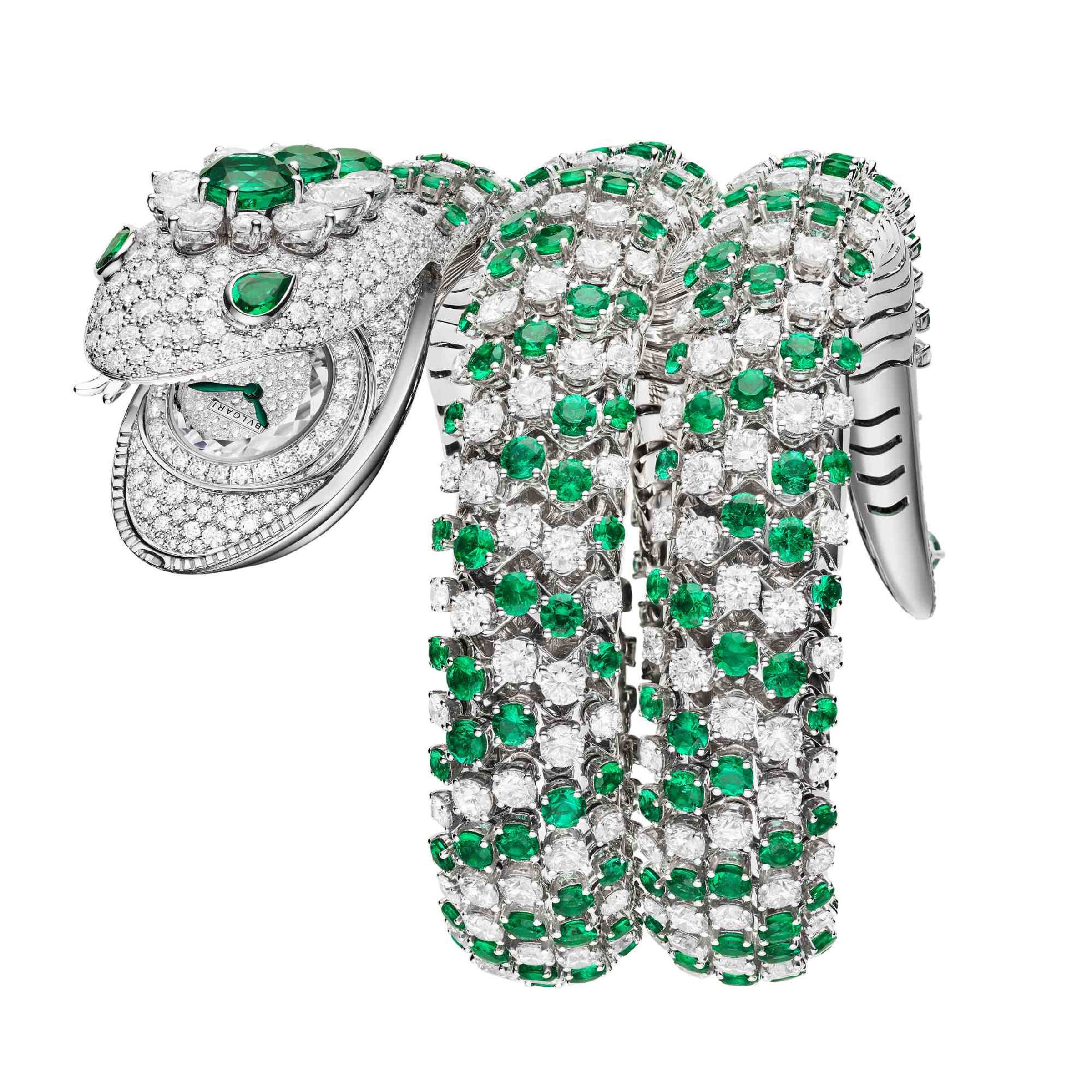 寶格麗 BVLGARI Serpenti Pallini 頂級珠寶神祕腕錶,以鑽石、祖母綠與品牌 Pallini 珠寶工藝打造蛇身。