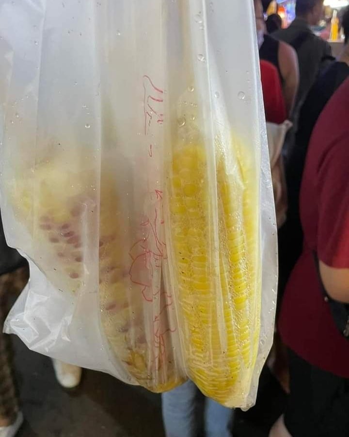 民眾上網抱怨到瑞豐夜市買水煮玉米,3支竟然要價230元。(翻攝自爆料公社)