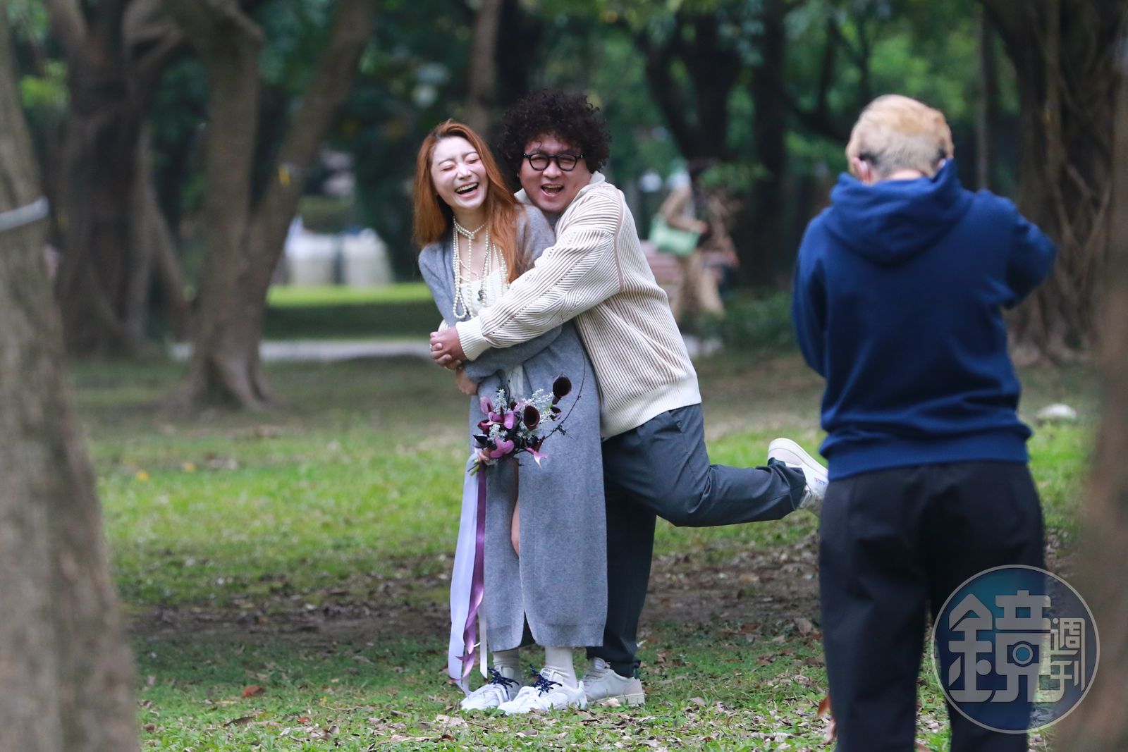 納豆（右）與依依（左）趁登記結婚前，到大安森林公園散步，還有攝影師為兩人拍下合照。（圖／鏡週刊）