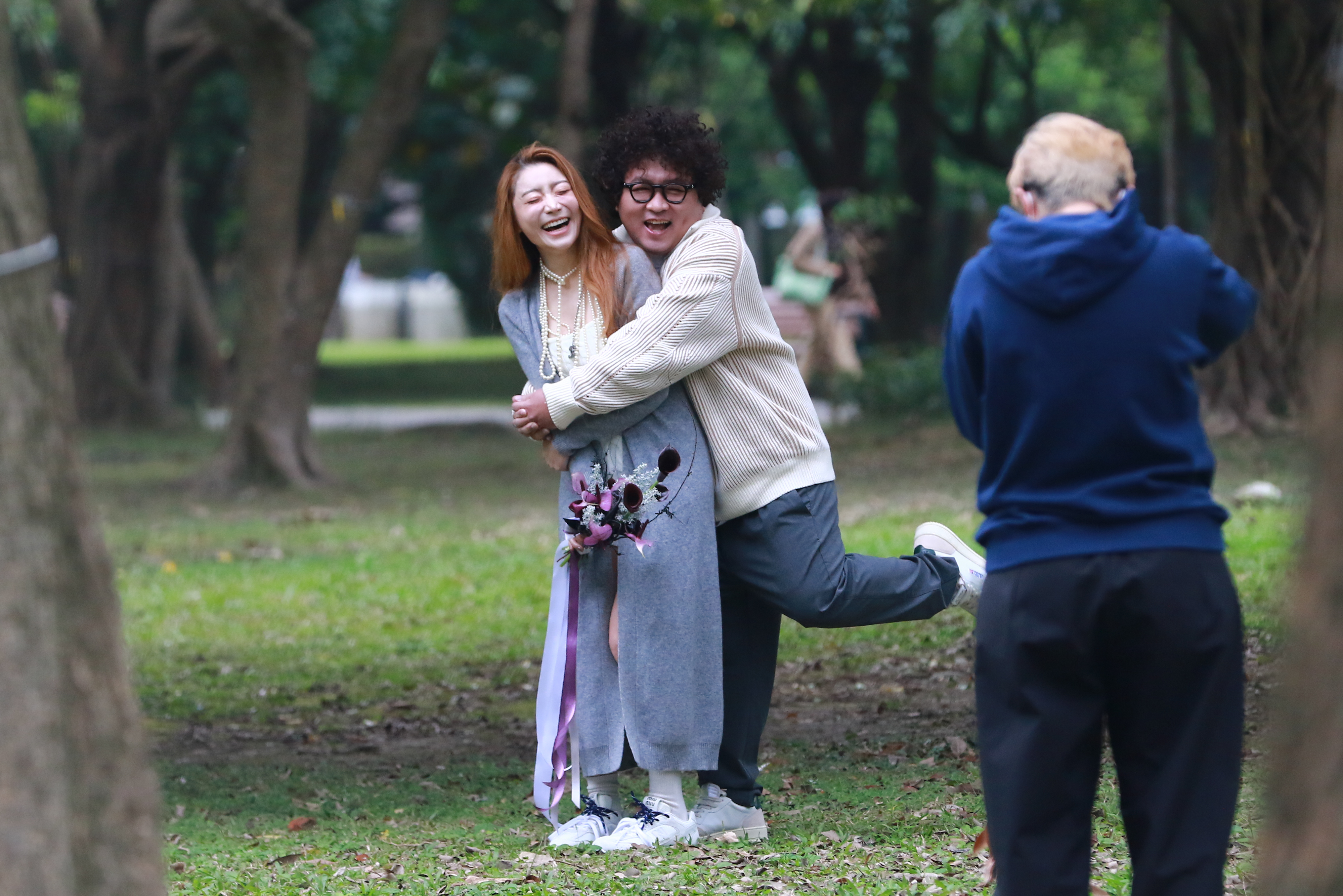 納豆（右）與依依（左）趁登記結婚前，到大安森林公園散步，還有攝影師為兩人拍下合照。