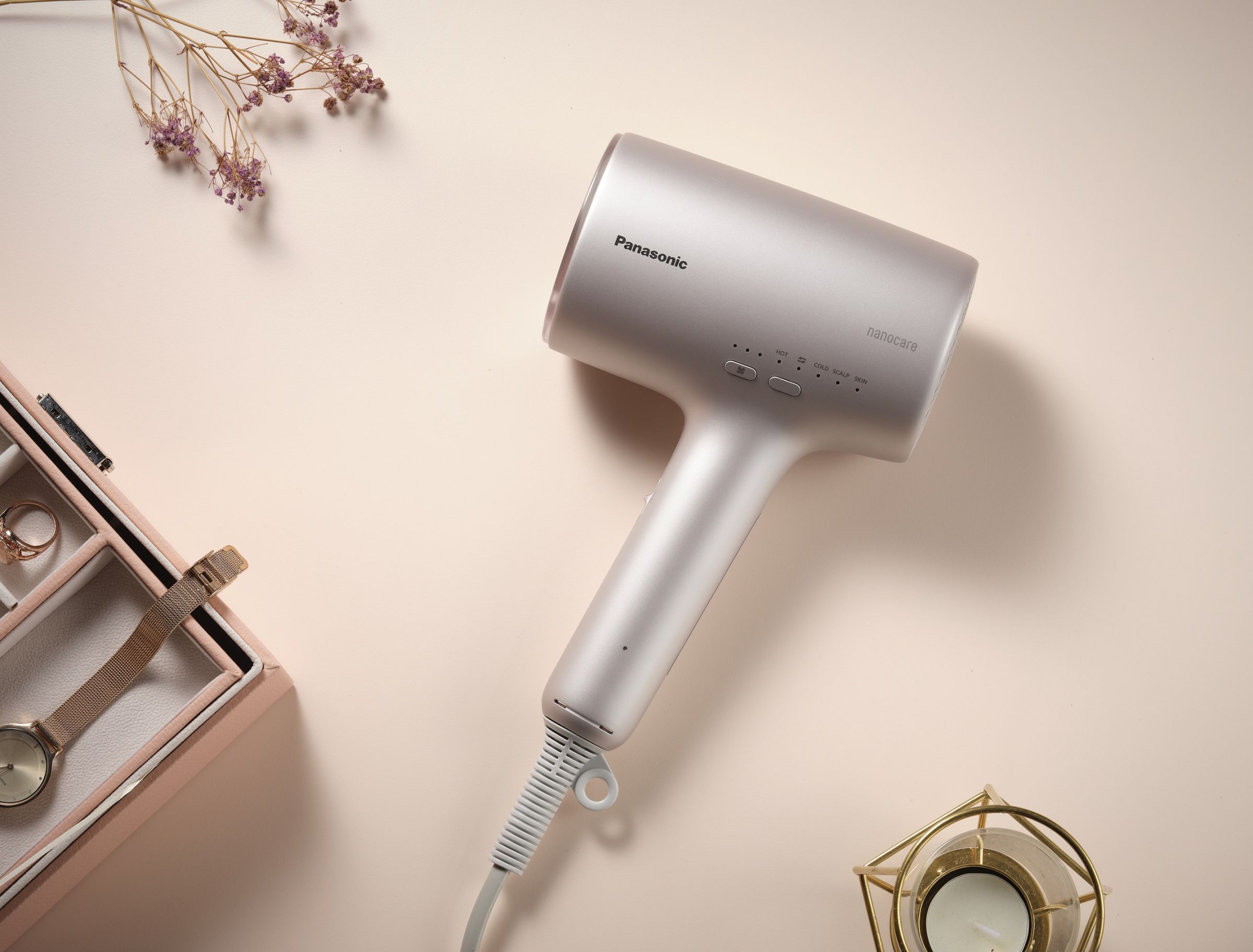 Panasonic nanocare（EH-NA0J）吹風機搭載四種造型吹嘴，讓媽媽的秀髮健康又閃亮！建議售價10,900元，2024/4/20-6/30購買可上網登錄送「資生堂盈潤新生洗護組」。