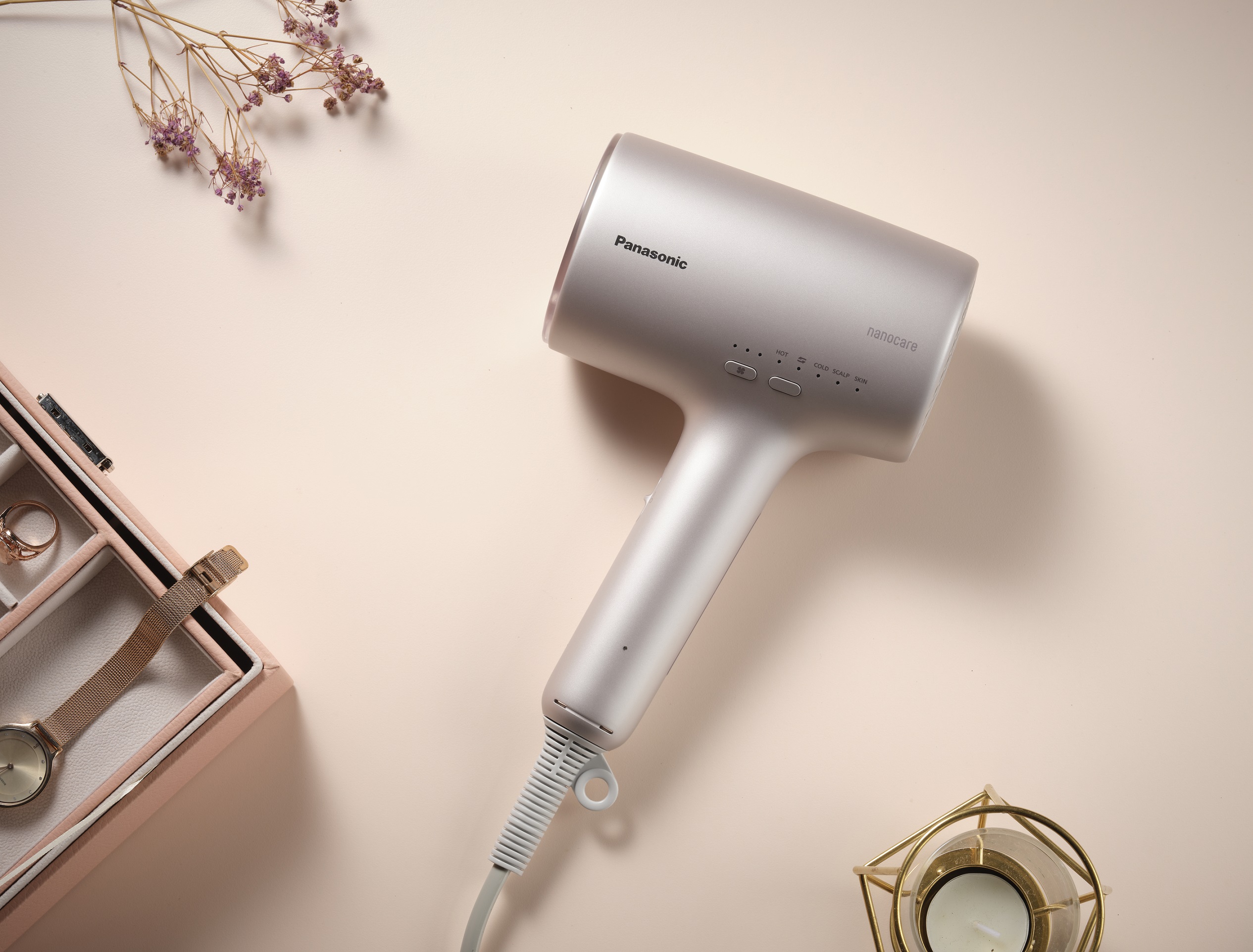Panasonic nanocare（EH-NA0J）吹風機搭載四種造型吹嘴，讓媽媽的秀髮健康又閃亮！建議售價10,900元，2024/4/20-6/30購買可上網登錄送「資生堂盈潤新生洗護組」。