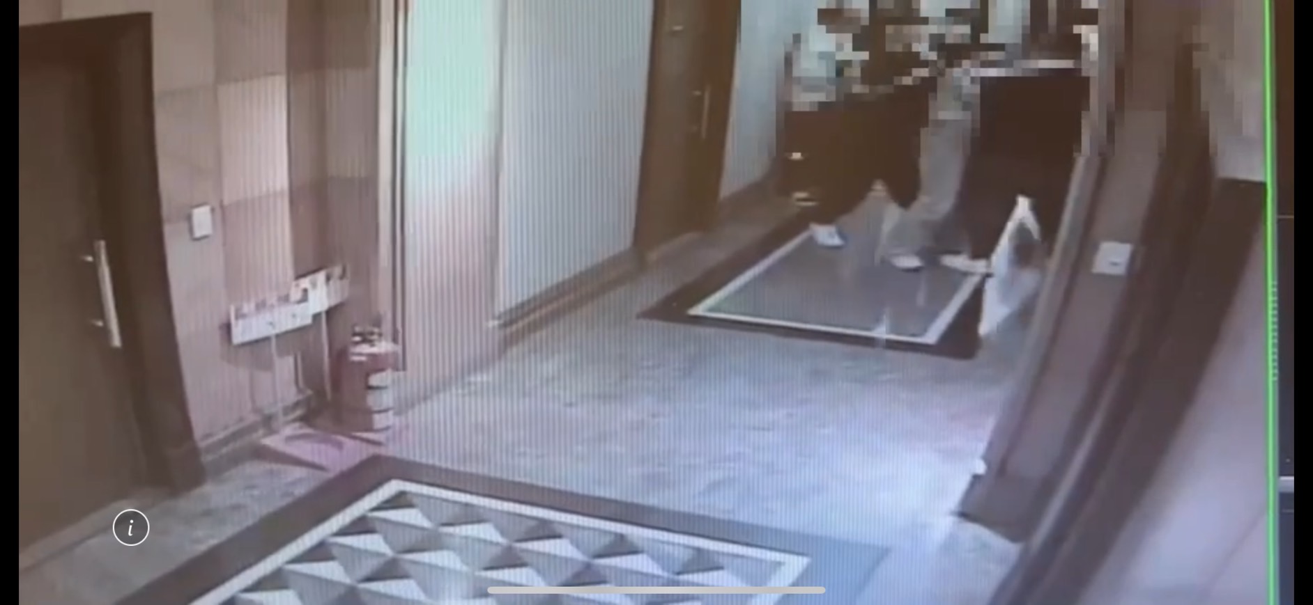 Sam被拉出包廂毆打，王柏傑及修杰楷趕出勸架。（翻攝畫面）