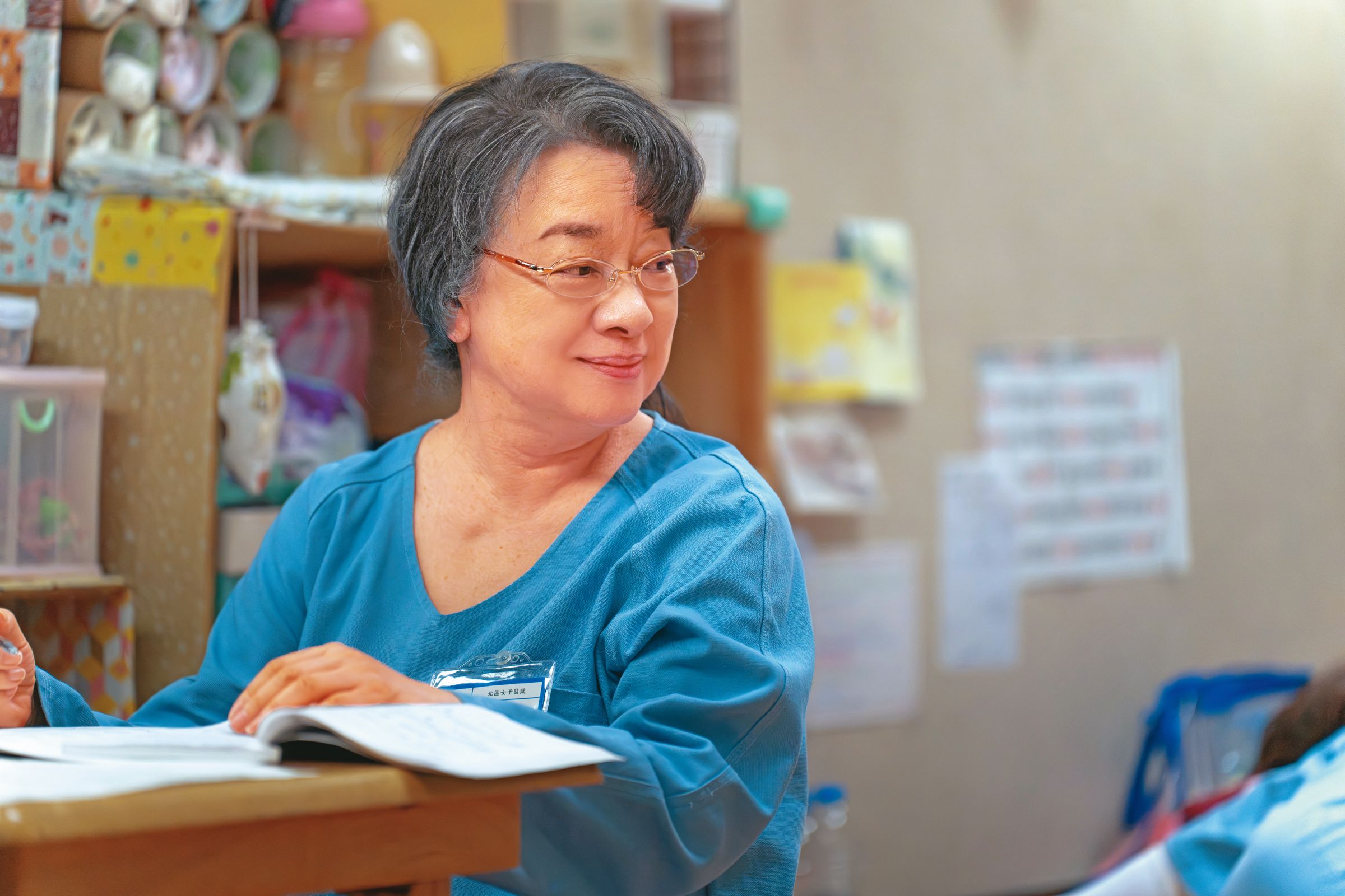 《陽光女子合唱團》的玉英奶奶,是翁倩玉難得以白髮、沒化妝的造型在鏡頭前演出,也是電影催淚的一大賣點。(壹壹喜喜電影提供)