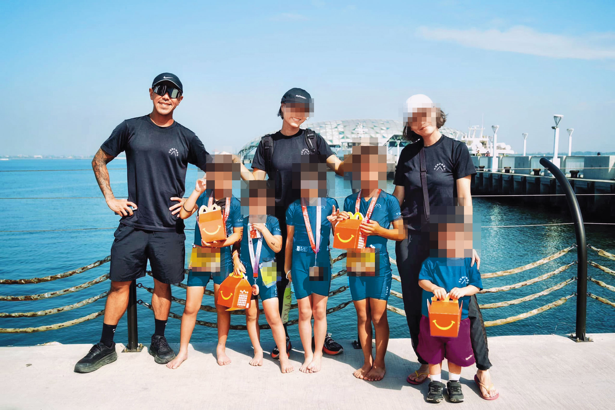 洪惇學（左1）與妻子育有3名子女，還與小三及小四生下1子、1女。（翻攝洪惇學臉書）