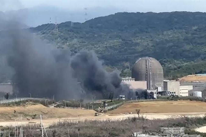 核三廠今日上午驚傳火警，台電說明是核三廢棄廠房南側發生冷卻水塔火警，強調事件不影響發電與核安，亦無人員受傷。（翻攝自記者爆料網）