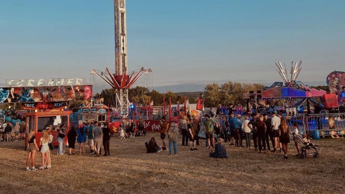 事故發生於英國漢普郡一處戶外展覽活動，現場已暫停部分設施營運。（翻攝自X @ladyjaggar）