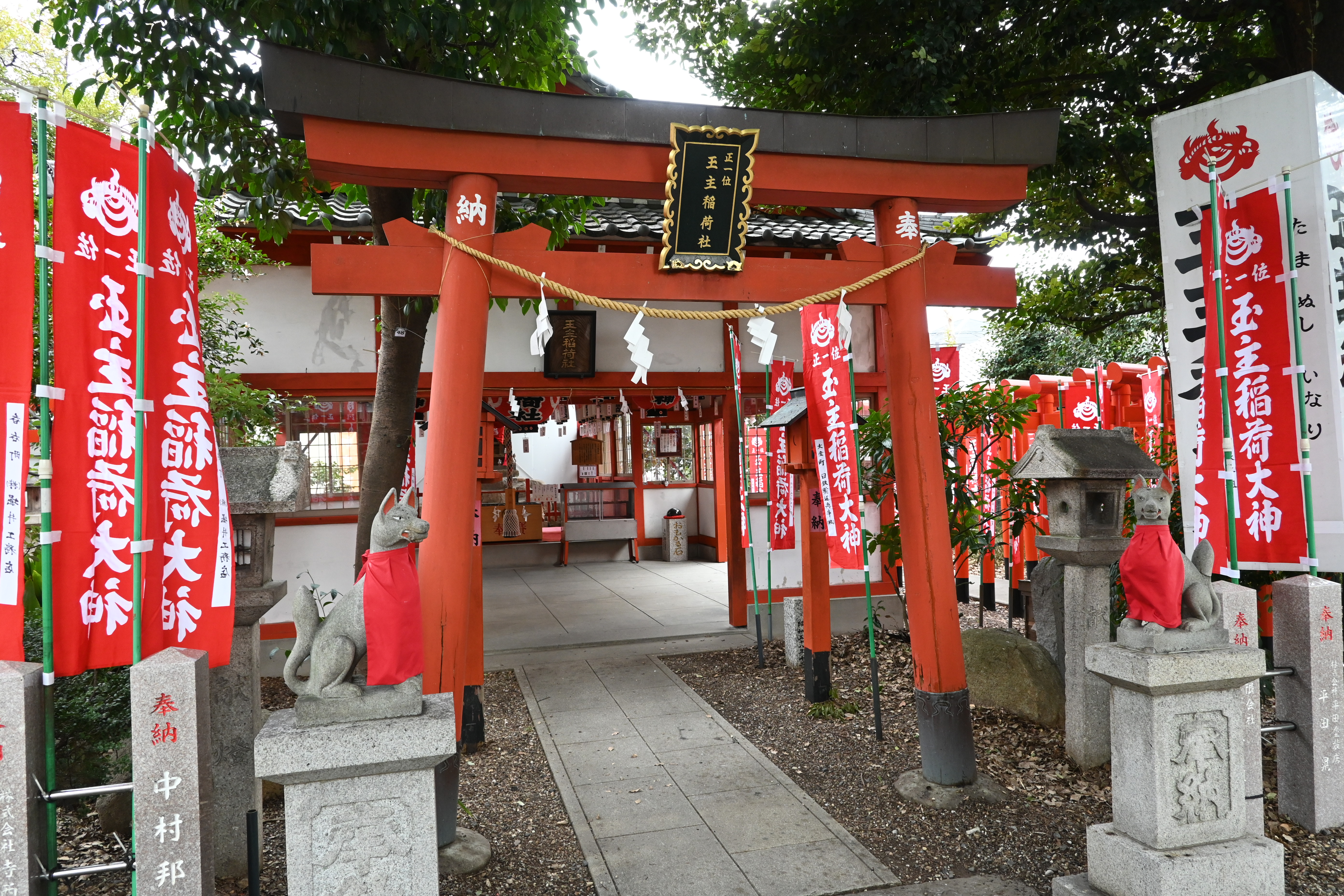 從「庄內通站」步行約十分鐘左右就能抵達伊奴神社。