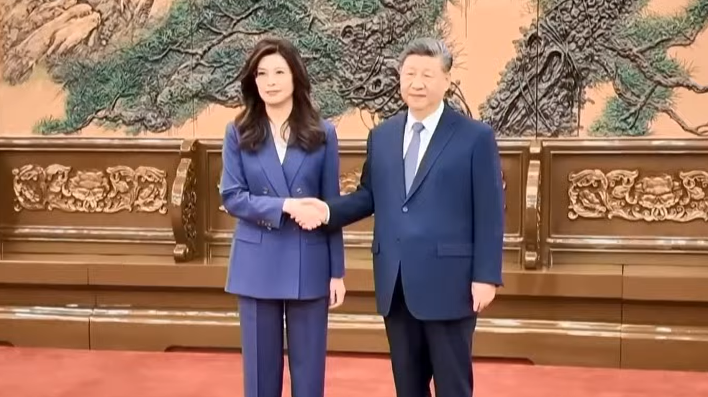 「鄭習會」今天正式登場,鄭麗文與習近平見面先握手寒暄,2人握手時間長達14秒。(翻攝畫面)