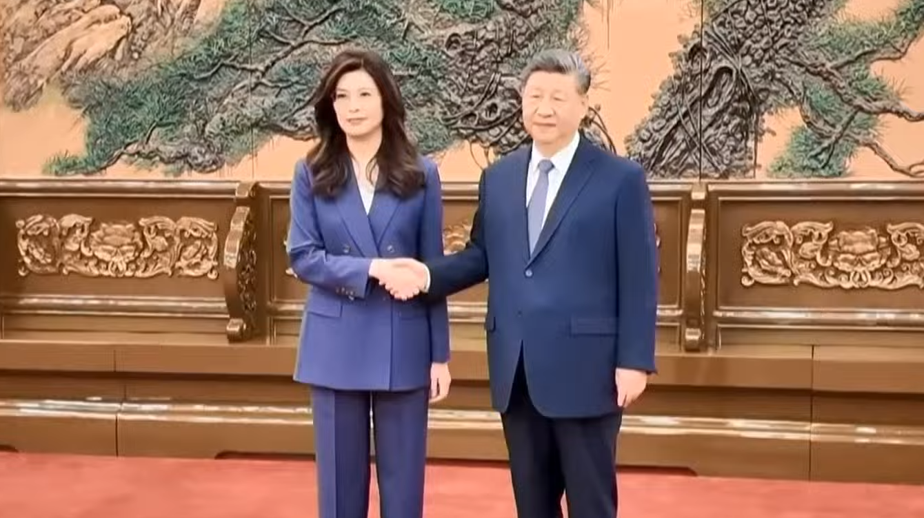 「鄭習會」今天正式登場,鄭麗文與習近平見面先握手寒暄,2人握手時間長達14秒。(翻攝畫面)